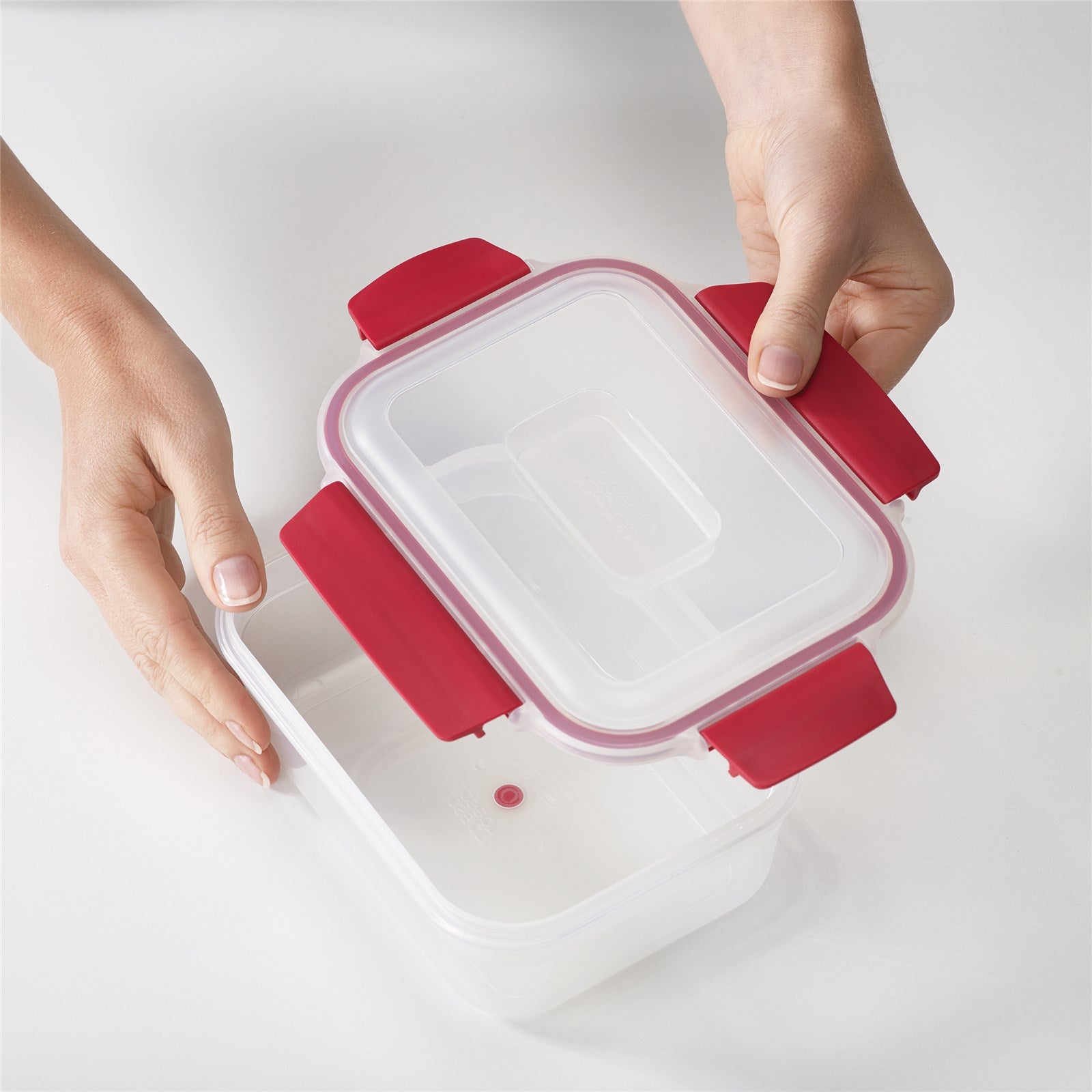 Entdecken Sie das 5-teilige Nest Lock Vorratsdosenset von Joseph Joseph: farbenfrohe, platzsparende und auslaufsichere Behälter für Ihre Küche.