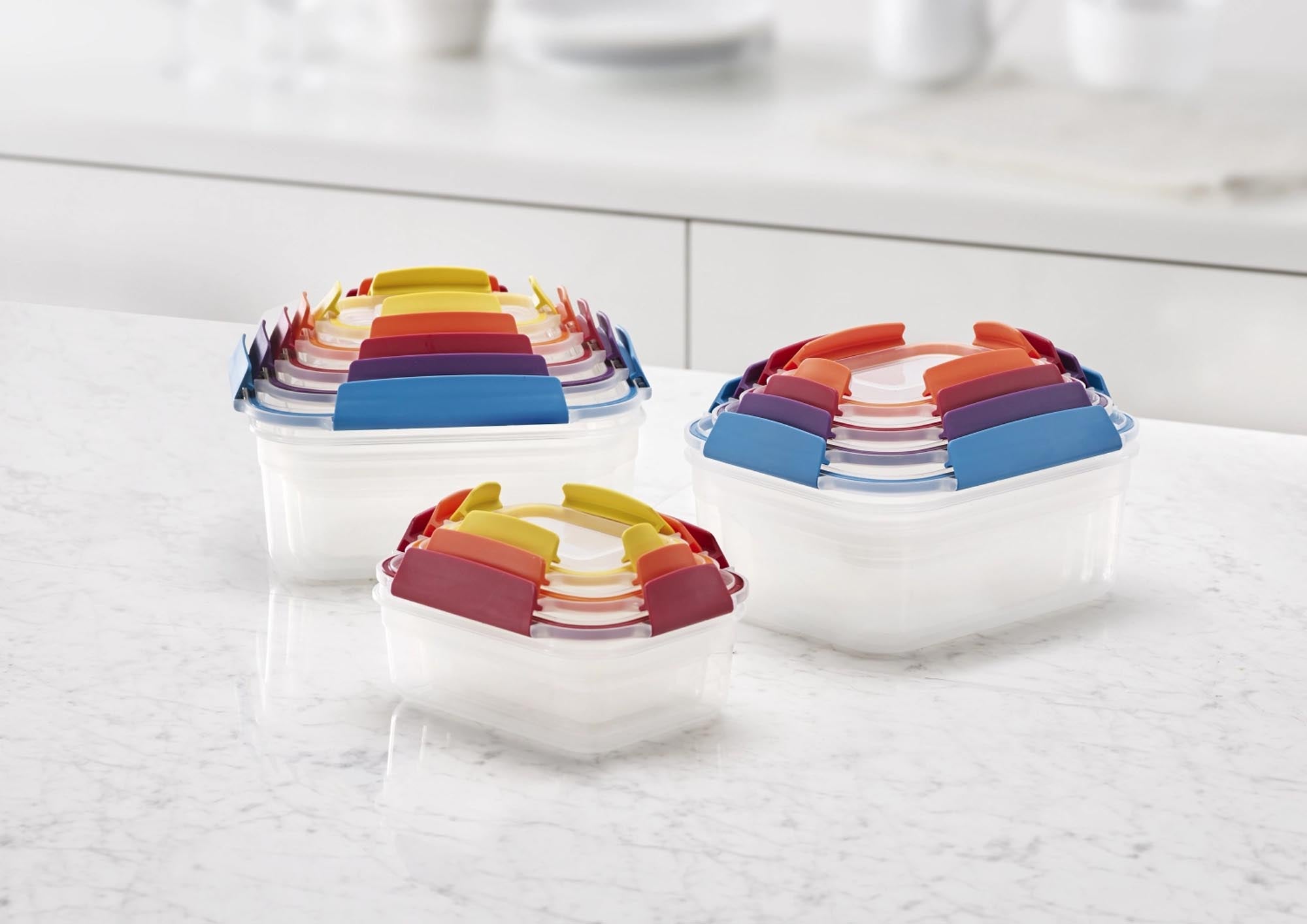 Entdecken Sie das farbenfrohe 5-teilige Vorratsdosenset Nest Lock von Joseph Joseph – ideal für die Aufbewahrung und Organisation Ihrer Lebensmittel!