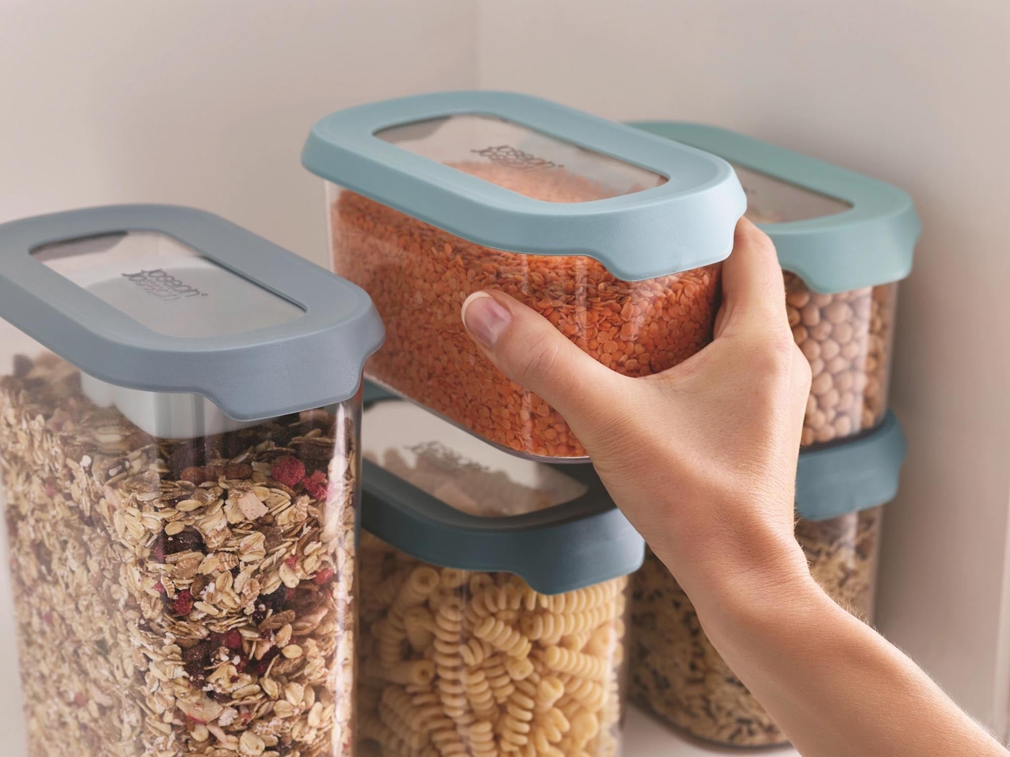 Praktisches 5-teiliges Schrank-Aufbewahrungsset von Joseph Joseph. Robuste, transparente Dosen mit luftdichten Deckeln für optimale Frische und Ordnung.