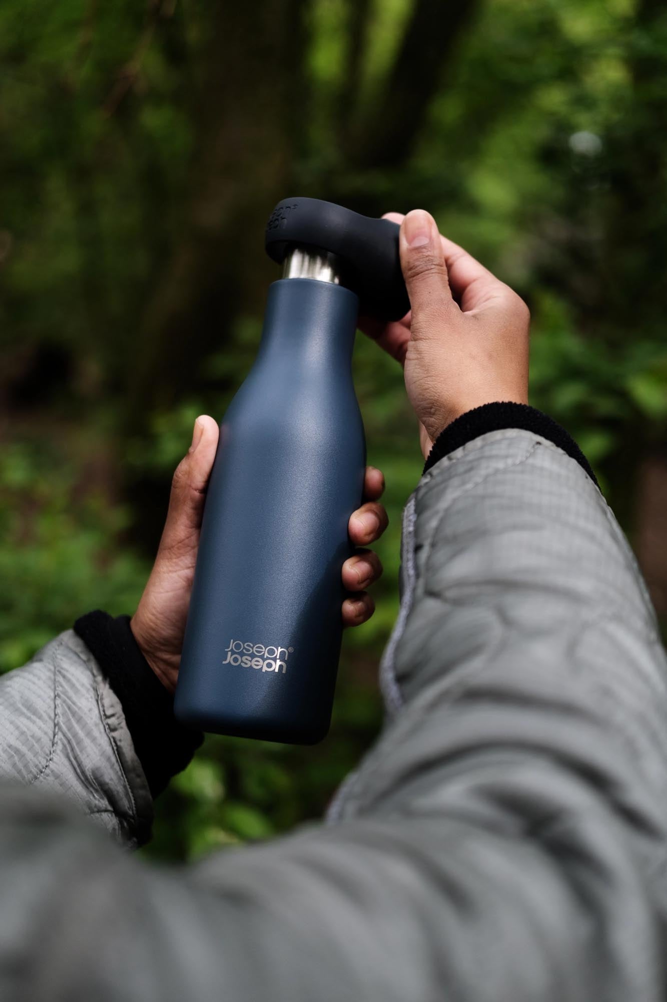 Entdecken Sie die elegante Loop Wasserflasche 500ml in Blau von Joseph Joseph. Perfekt für unterwegs, umweltfreundlich und auslaufsicher!