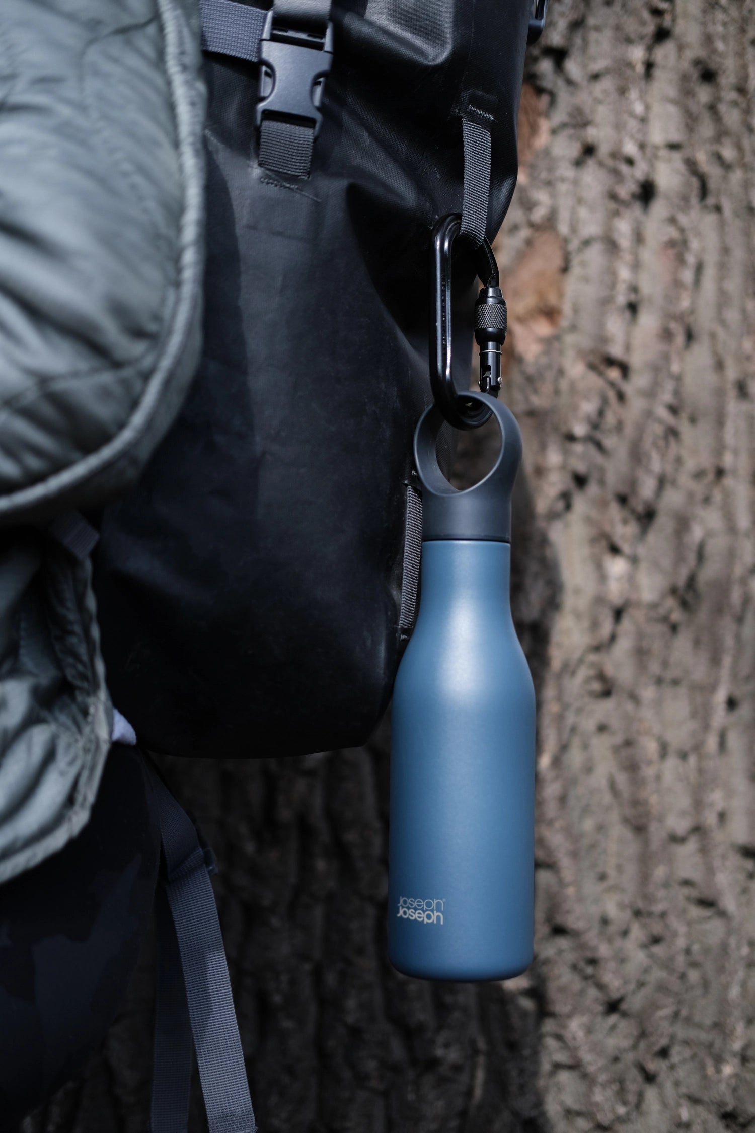 Loop Wasserflasche 500ml in Blau von Joseph Joseph, ideal für unterwegs, mit praktischem Design und isolierenden Eigenschaften.