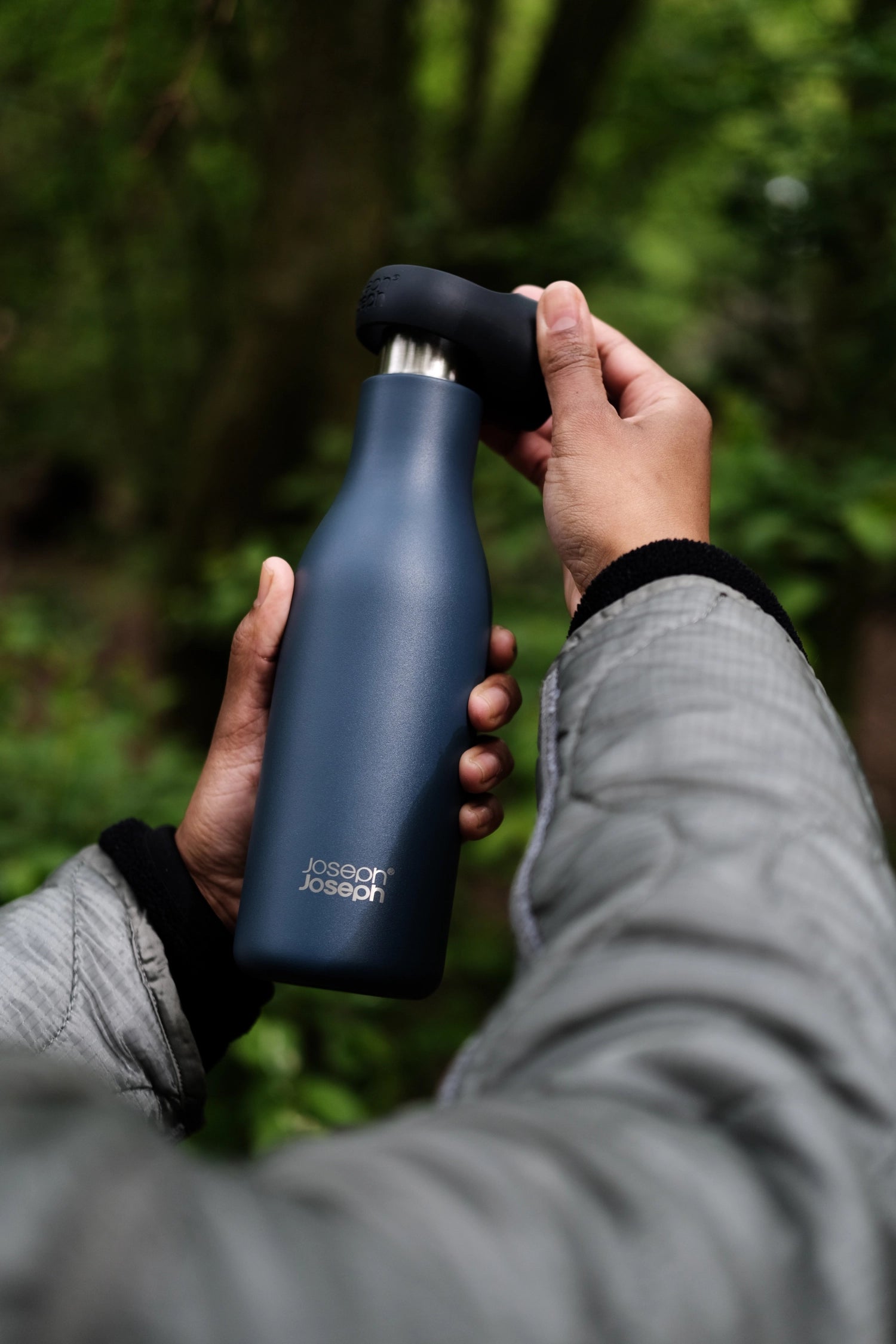Stylische blaue Loop Wasserflasche von Joseph Joseph, 500ml, perfekt für aktive Lebensstile, mit innovativem Design und hervorragender Isolierung.