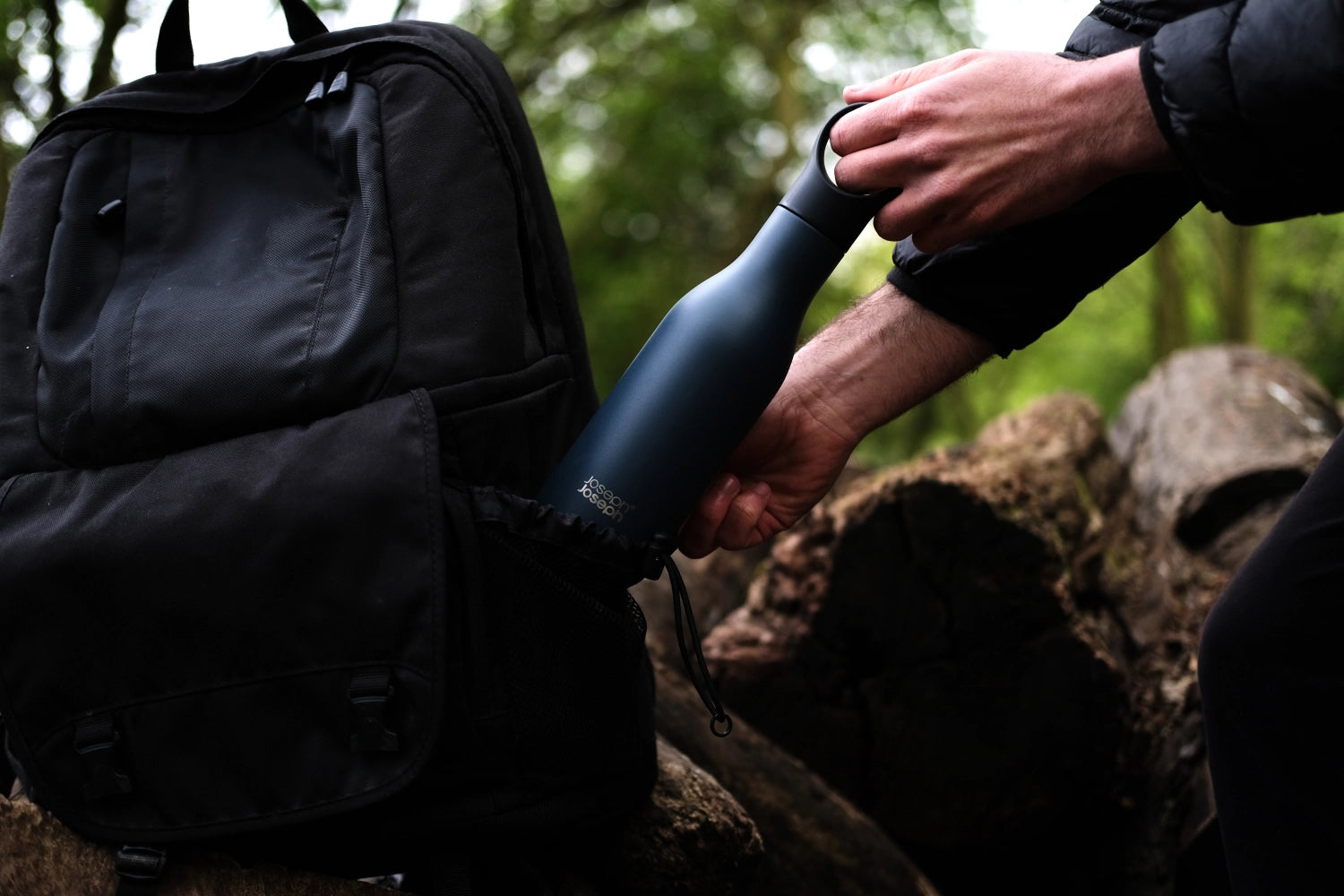 Moderne 500ml Loop Wasserflasche in Blau von Joseph Joseph, ideal für unterwegs, mit praktischem Design und effektiver Isolierung.