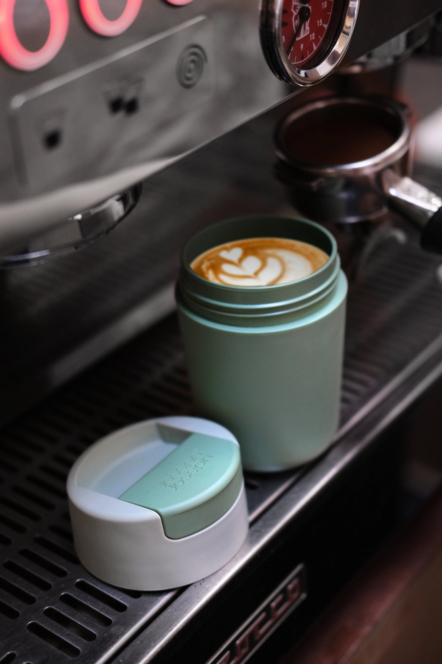 Grüner Sipp Travel Mug von Joseph Joseph, 340ml, ideal für unterwegs, mit auslaufsicherem Deckel und modernem Design.
