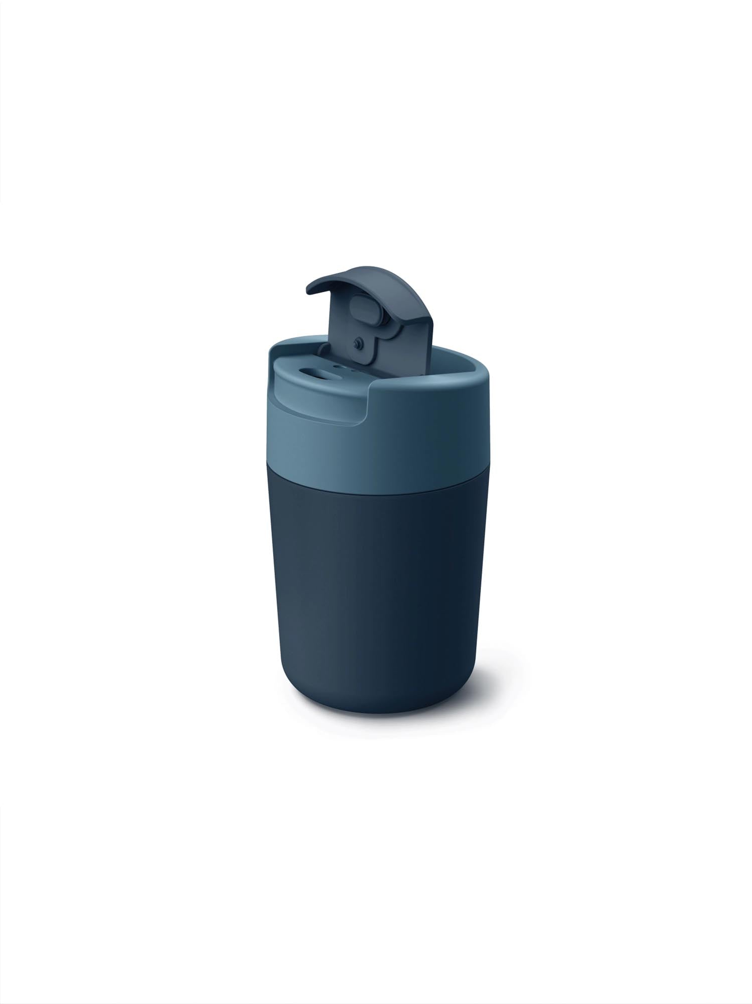 Der Joseph Joseph Sipp Travel Mug 340ml in Blau ist der perfekte Begleiter für unterwegs. Mit doppelwandiger Isolierung, auslaufsicherem Deckel und ergonomischem Griff genießen Sie Ihre Getränke jederzeit optimal.