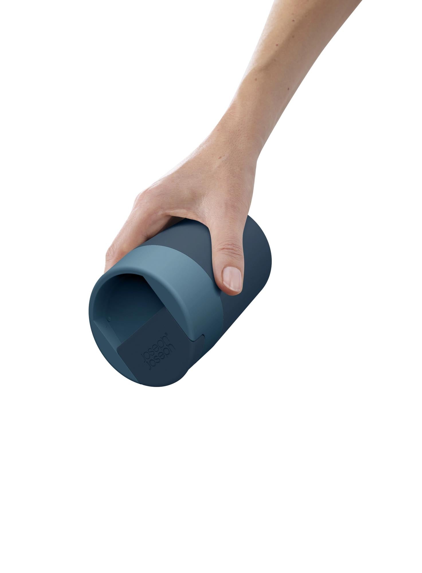 Entdecken Sie den stilvollen Sipp Travel Mug von Joseph Joseph in Blau – ideal für unterwegs, mit 340ml Fassungsvermögen und innovativem Design.