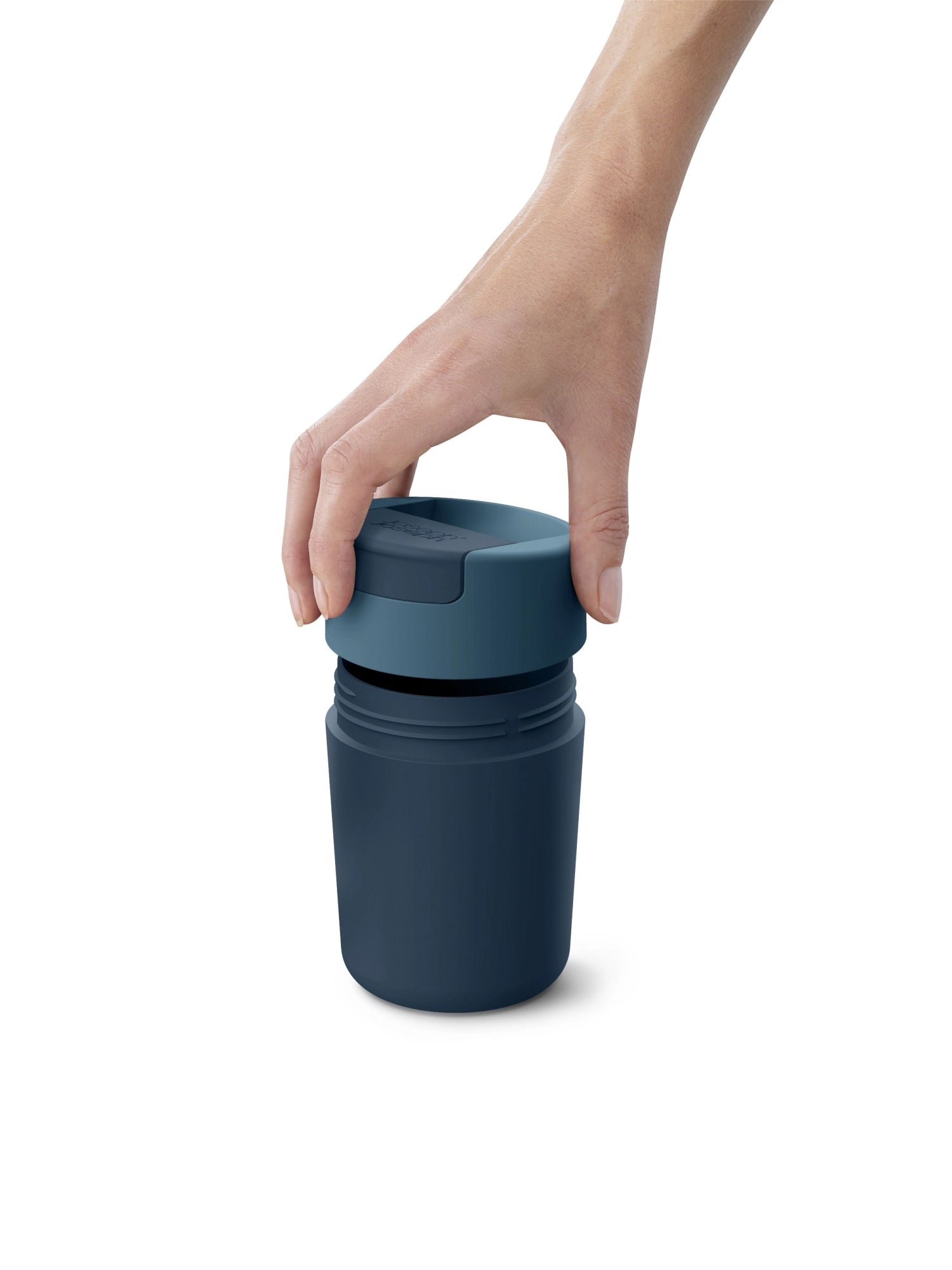 Eleganter blauer Sipp Travel Mug von Joseph Joseph, 340ml, ideal für unterwegs, mit innovativem Auslaufschutz und komfortablem Griff.
