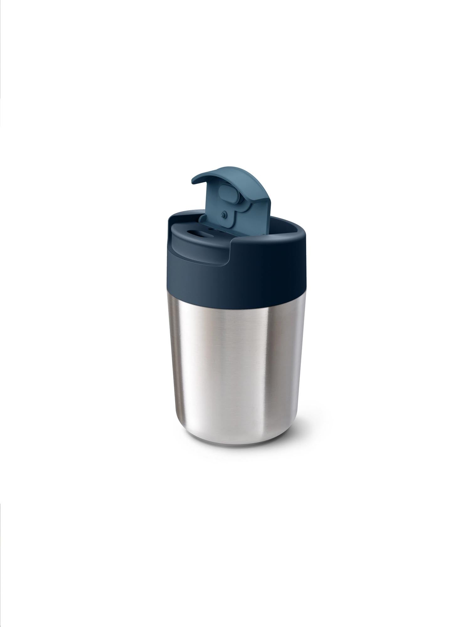Entdecken Sie den Sipp Travel Mug von Joseph Joseph: eleganter Edelstahl, doppelwandige Isolierung, perfekt für heiße und kalte Getränke unterwegs.