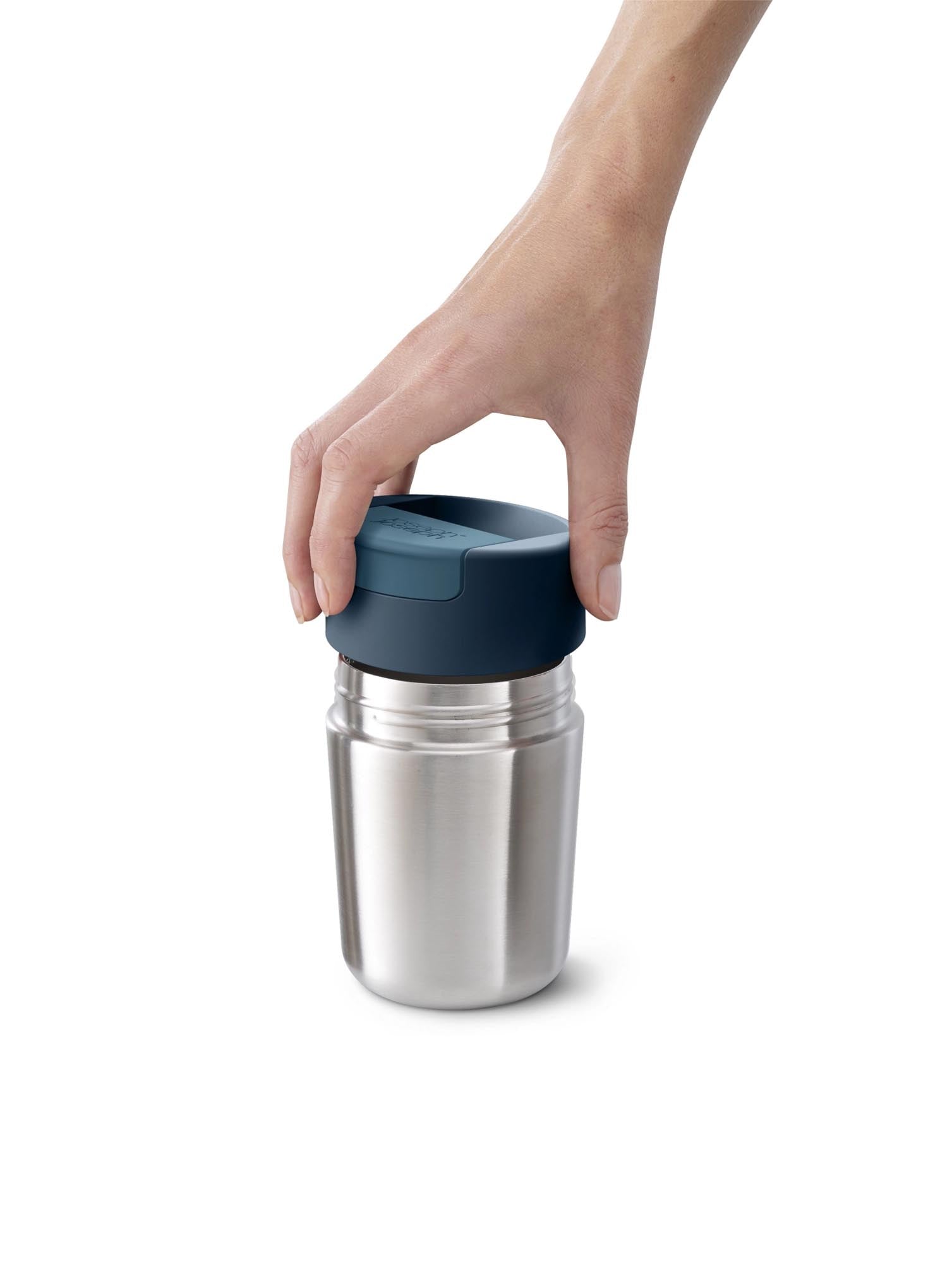 Genießen Sie Ihre Getränke stilvoll mit dem Sipp Travel Mug von Joseph Joseph. Hochwertiger Edelstahl, doppelwandig für optimale Temperaturkontrolle.