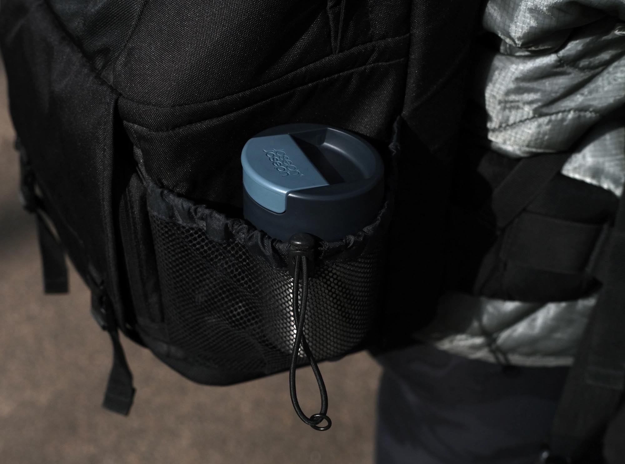 Hochwertiger 340ml Edelstahl-Reisebecher von Joseph Joseph, ideal für unterwegs. Hält Getränke warm und ist auslaufsicher.