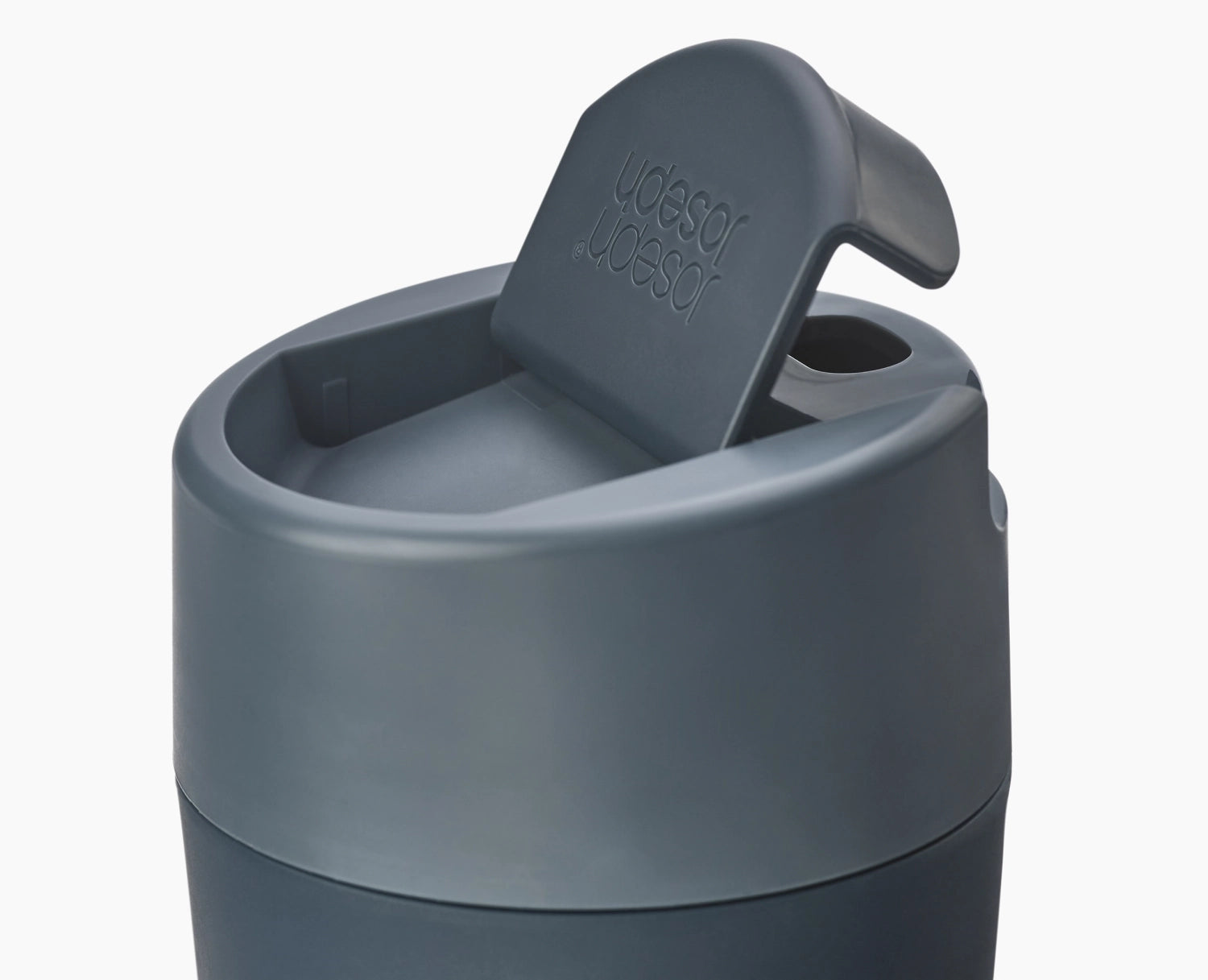 Praktischer Sipp Reisebecher in Blau von Joseph Joseph, 454ml, perfekt für Reisen, ausgestattet mit einem cleveren Klappdeckel für einfaches Trinken.