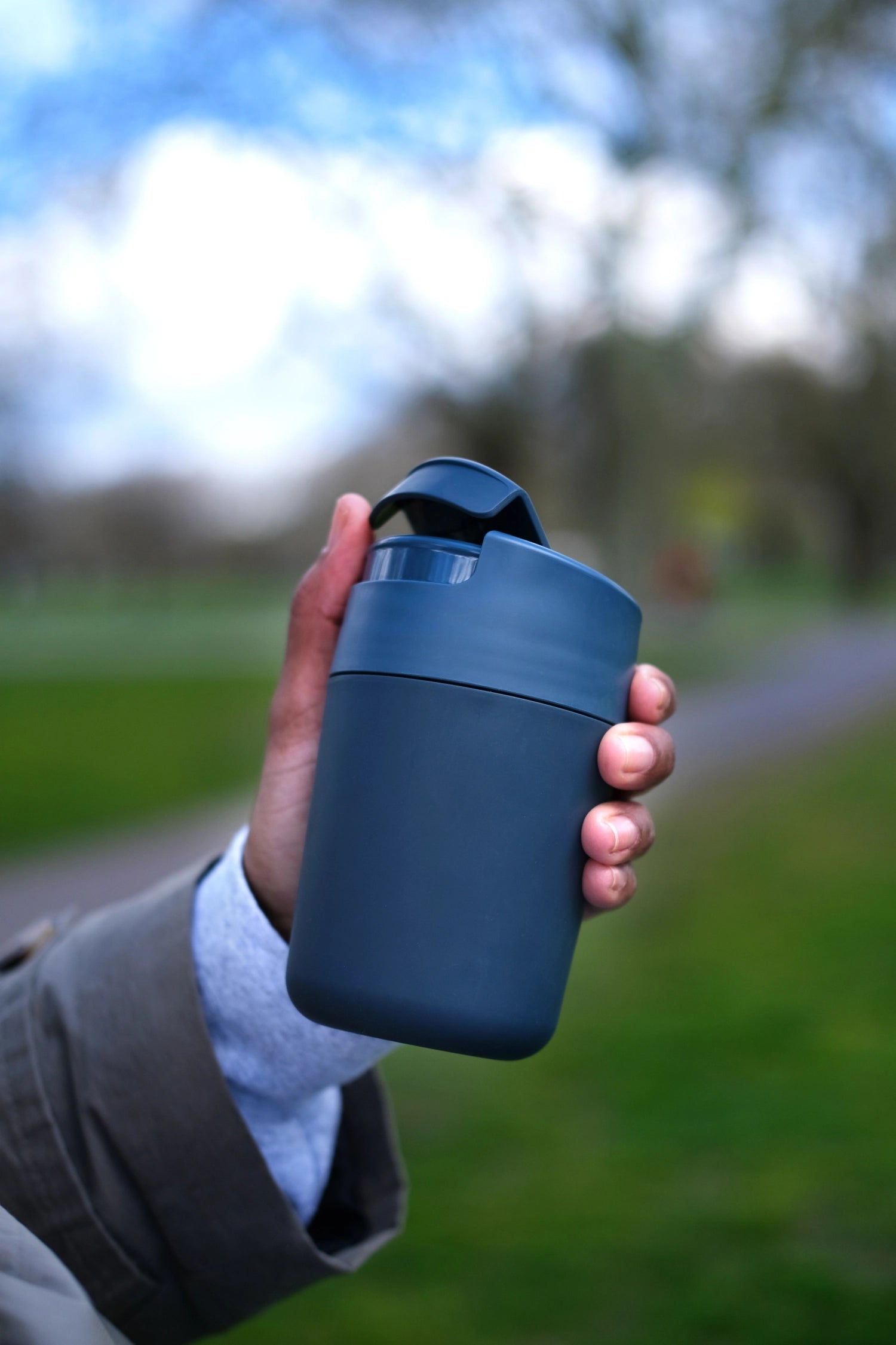 Stylischer blauer Sipp Reisebecher von Joseph Joseph mit praktischem Klappdeckel, 454ml, perfekt für nachhaltigen Genuss unterwegs.