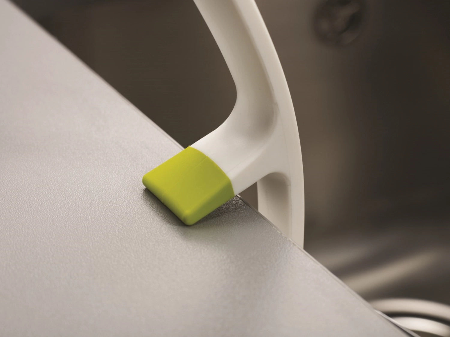 Die grüne Edge Dish Reinigungsbürste von Joseph Joseph sorgt für gründliche Sauberkeit und ist perfekt für enge Ecken und Kanten beim Abwasch.