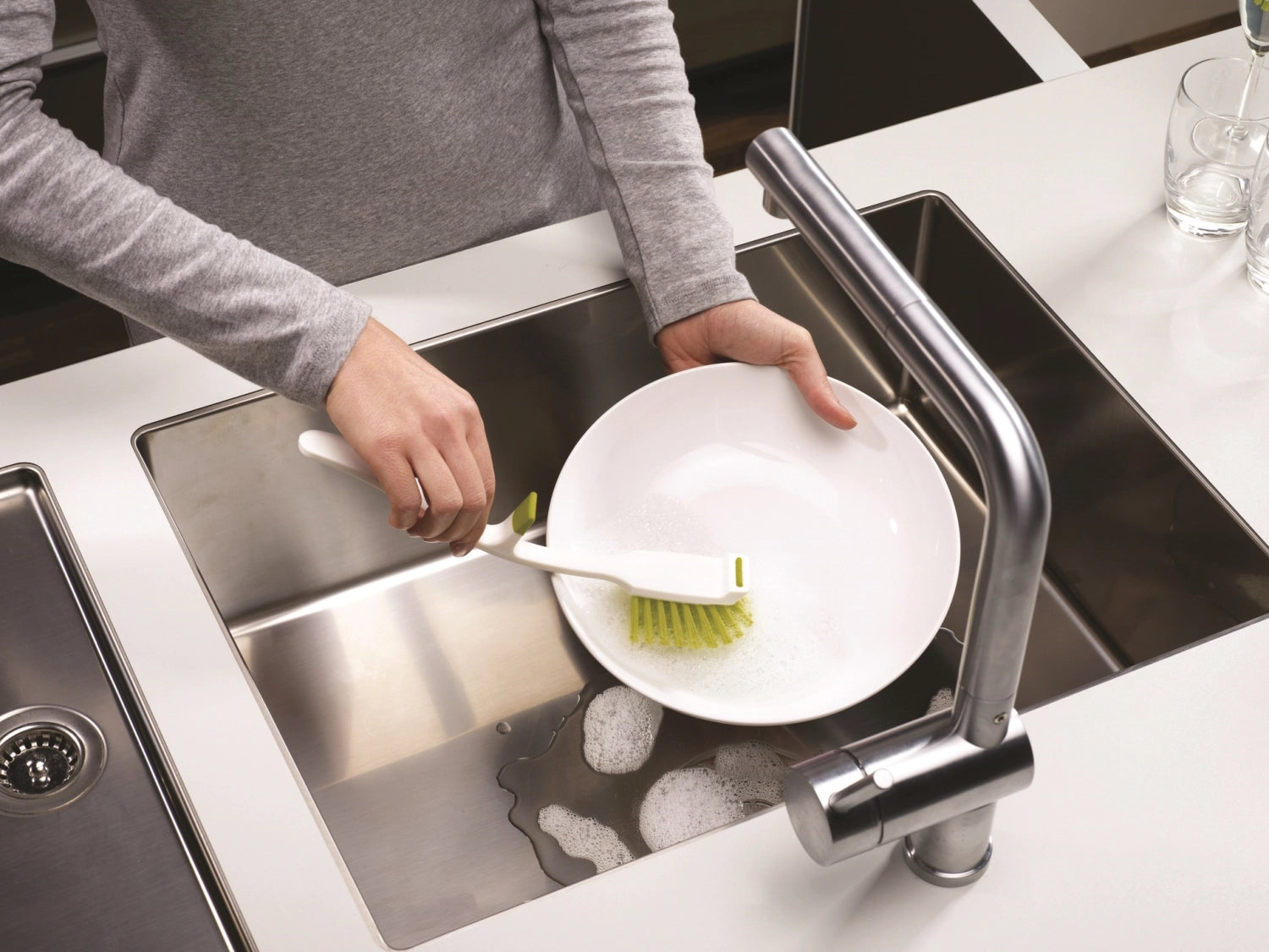 Grüne Edge Dish Reinigungsbürste von Joseph Joseph, ideal für effektives Abwaschen und Reinigung von Geschirr und Töpfen.