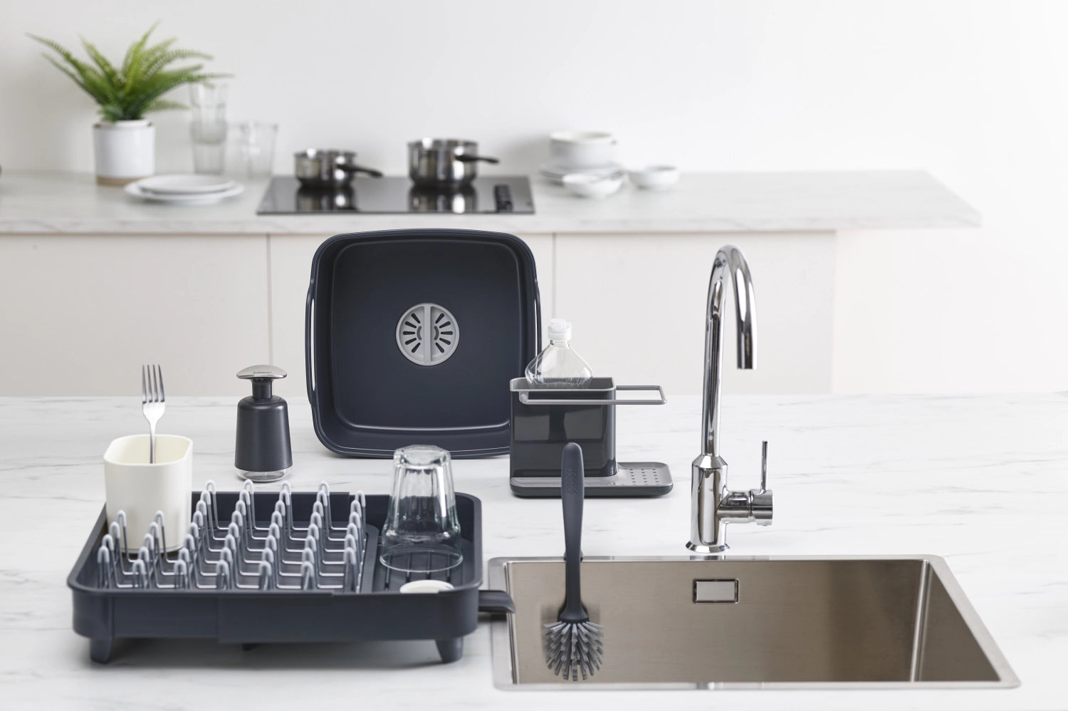 Graue Edge Dish Reinigungsbürste von Joseph Joseph, ergonomisches Design für effektives Abwaschen, ideal für die Küche.