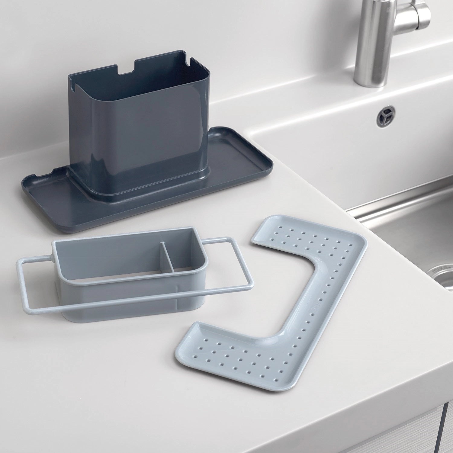 Grosser grauer Sink Caddy von Joseph Joseph, ideal für die Abwaschorganisation, Maße: 30.5x13x14.2 cm, funktional und stilvoll.