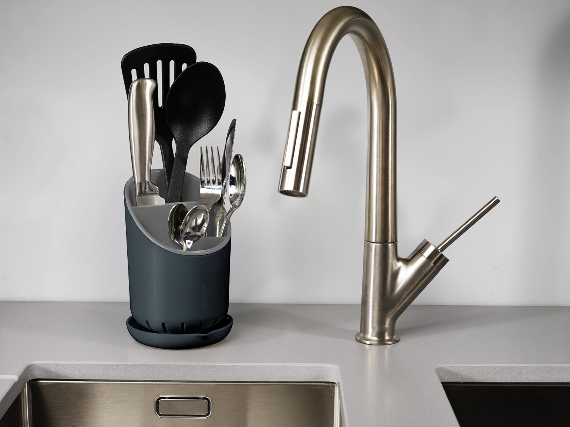 Stylischer Dock Abtropfbehälter von Joseph Joseph in Grau, ideal für die hygienische Aufbewahrung von Küchenhelfern. Kompakt und langlebig.