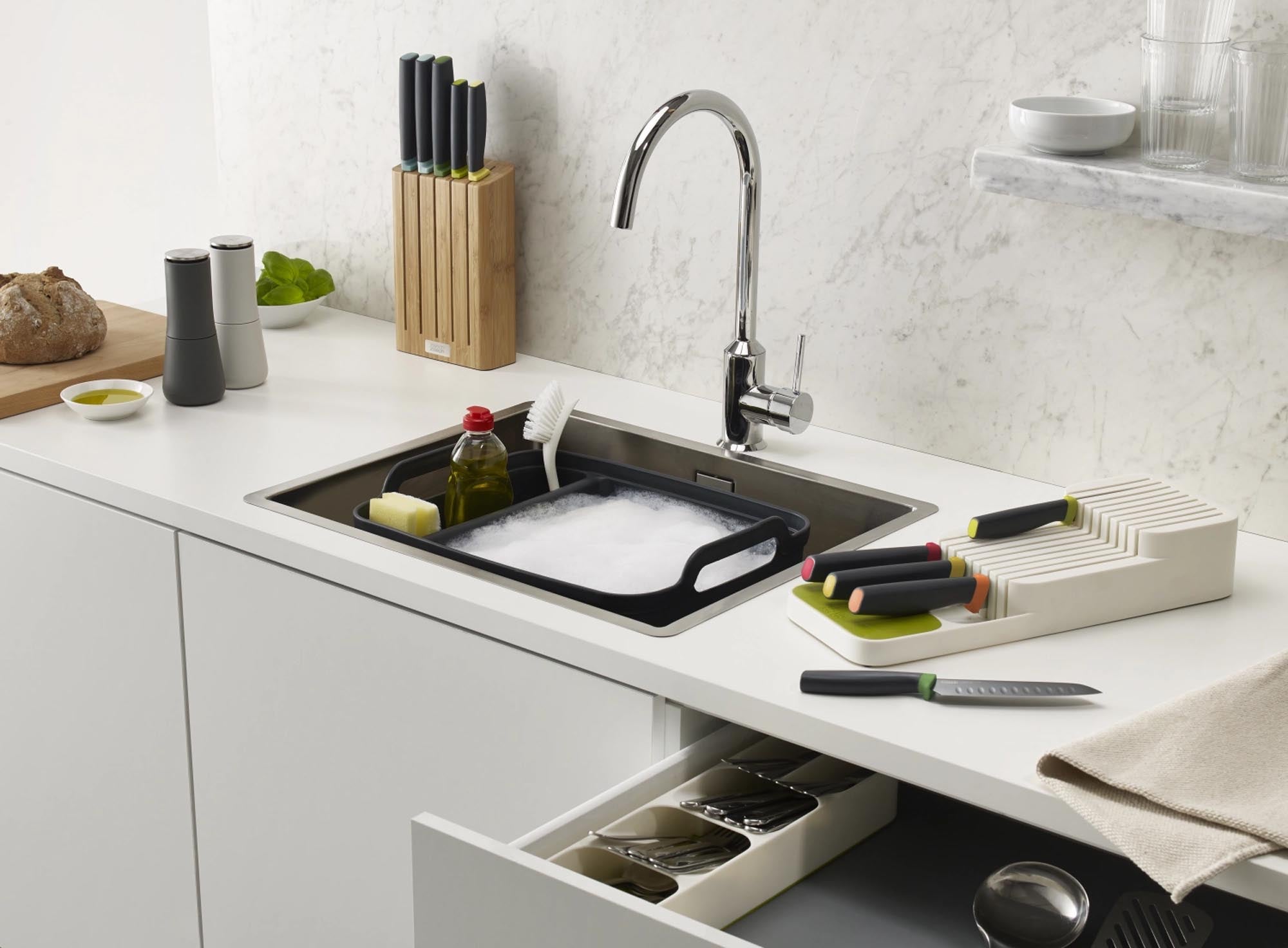 Kompakte Messerliege von Joseph Joseph: Platzsparend, sicher, langlebig. Perfekt für ordentliche Küchenschubladen.