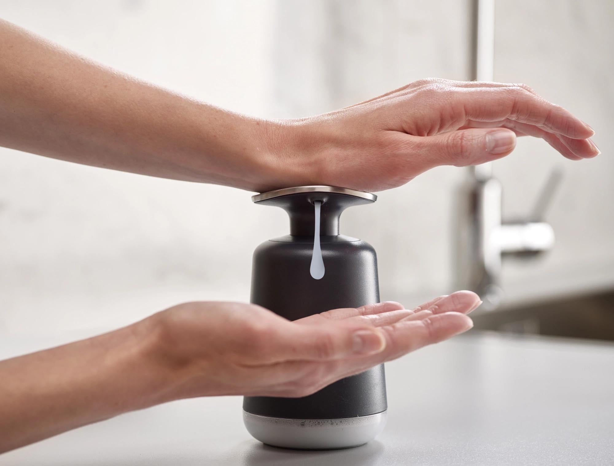 Stylischer grauer Seifenspender von Joseph Joseph, 14,6 cm hoch. Perfekt für die Küche, langlebig und leicht zu bedienen.