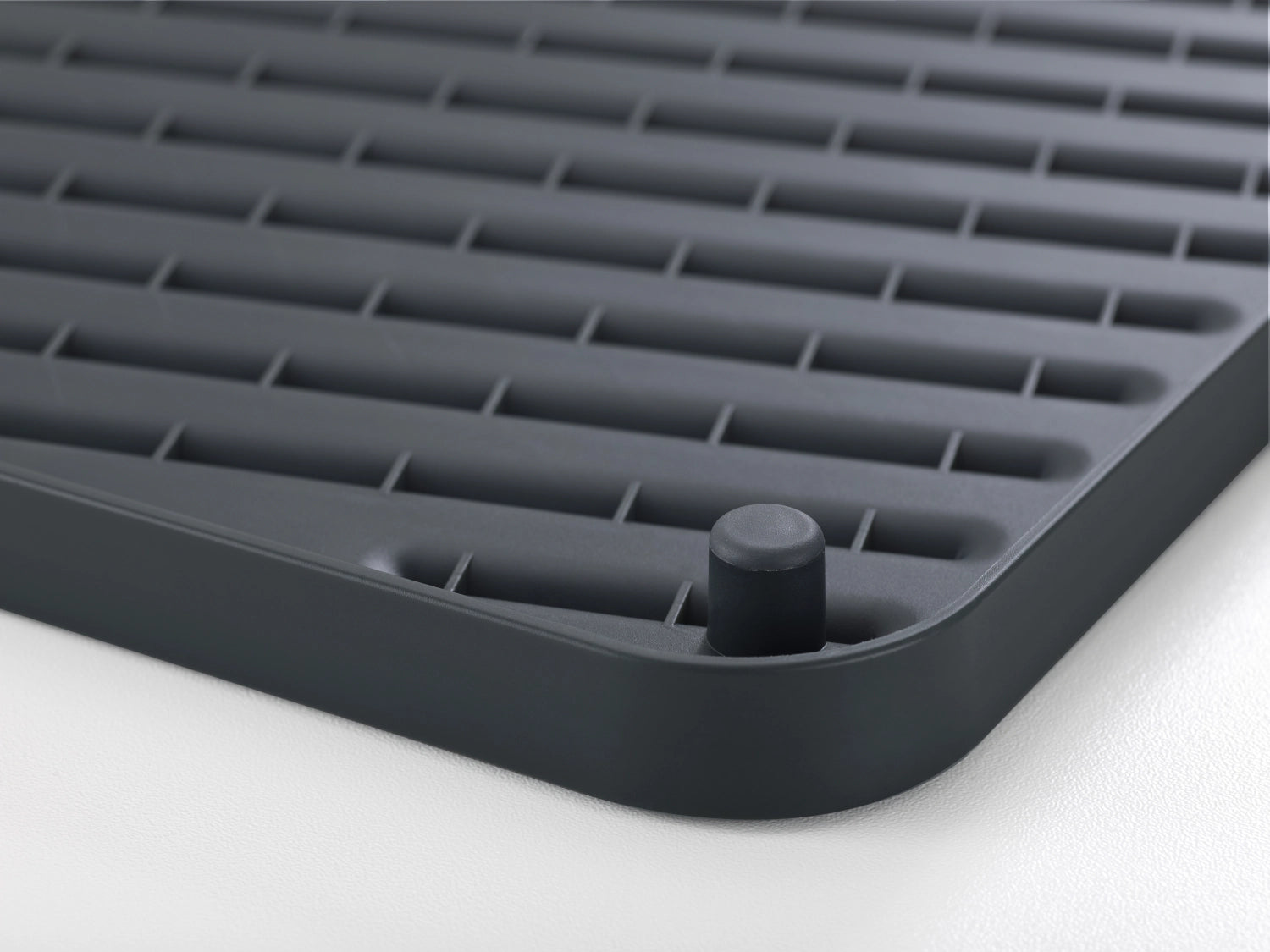 Stylische graue Flip-up Abtropfmatte von Joseph Joseph, 40x32x2.4cm, ideal für platzsparendes Abtropfen und mühelose Pflege.