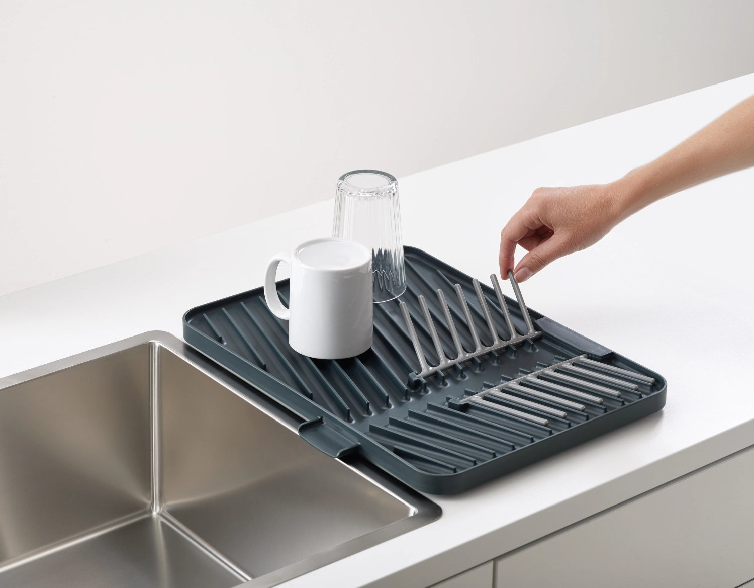 Grau Flip-up Abtropfmatte von Joseph Joseph, 40x32x2.4cm, platzsparend und funktional, ideal für die Küche zum Abtropfen von Geschirr.