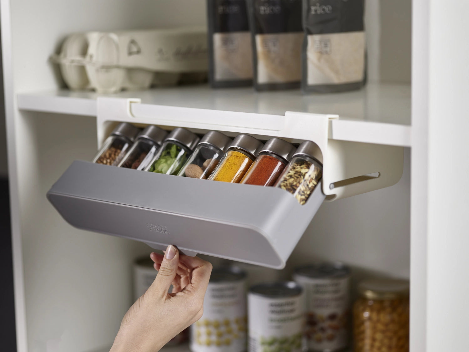 Praktischer CupboardStore von Joseph Joseph, ideal für die übersichtliche Aufbewahrung von Gewürzen in der Küche, platzsparend und funktional.