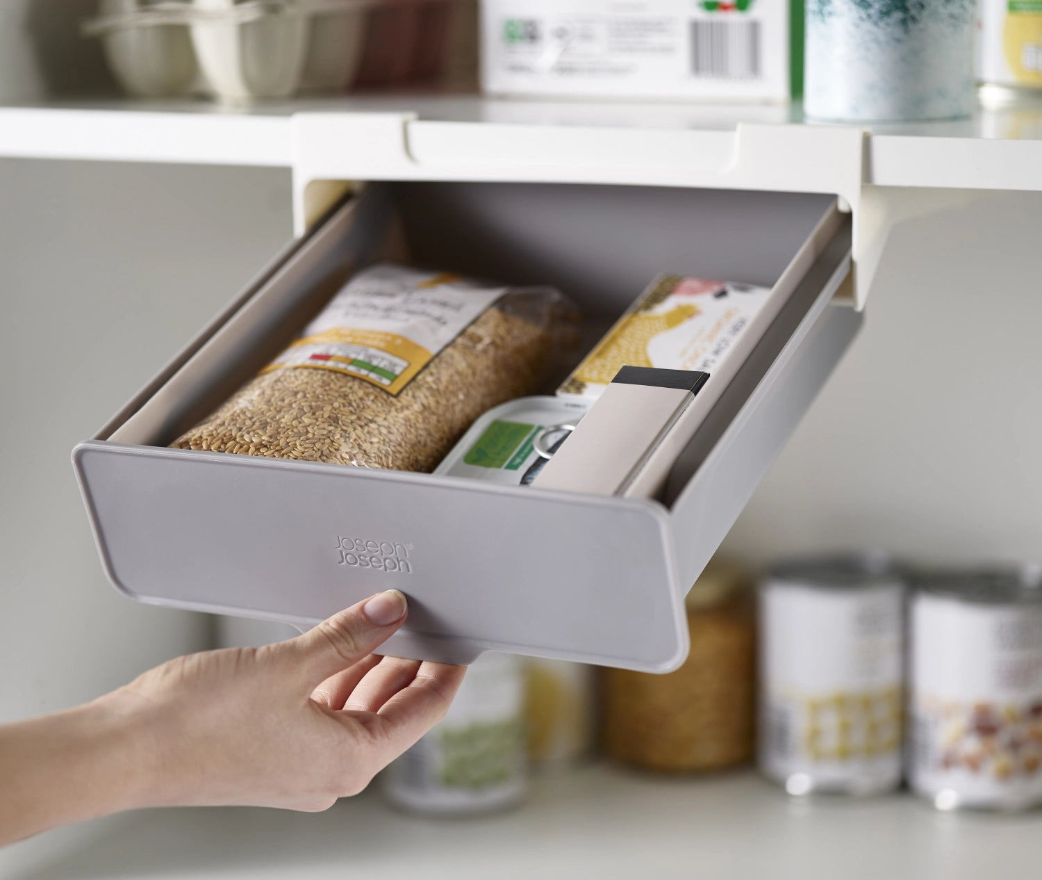 Praktische Tablar Schublade CupboardStore von Joseph Joseph, ideal zur optimalen Organisation in der Küche, platzsparend und funktional.
