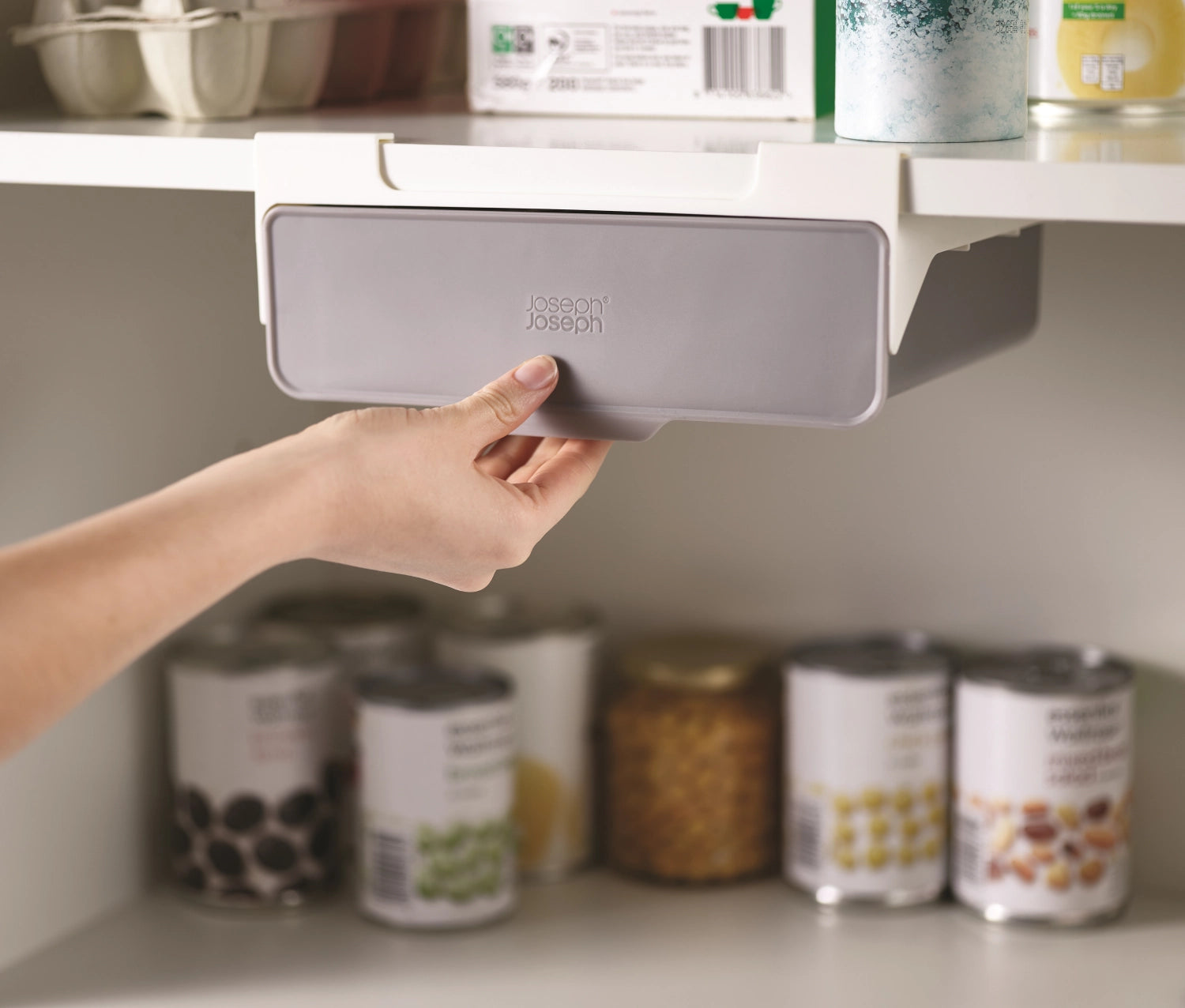 Innovative Tablar Schublade von Joseph Joseph, perfekt für die platzsparende Aufbewahrung und Organisation von Küchenutensilien.
