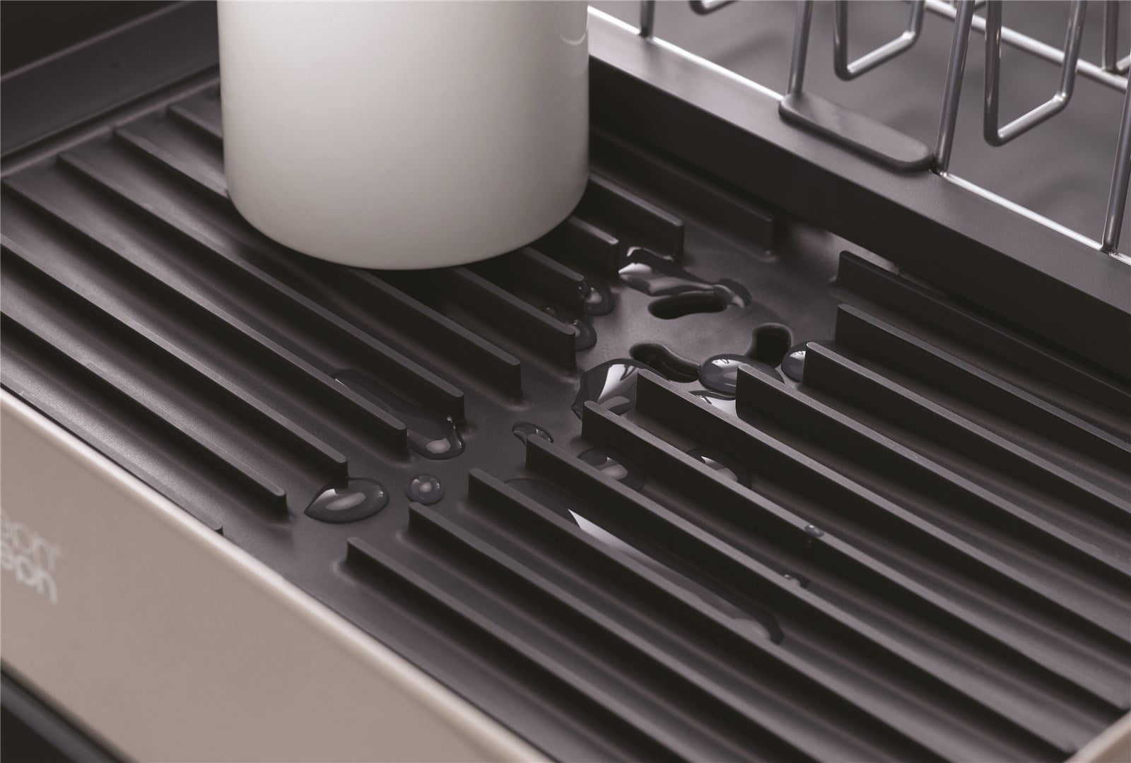 Stylisches Abtropfgestell von Joseph Joseph in Grau. Mit integriertem Ablaufstutzen und klappbarem Design für optimale Raumnutzung.