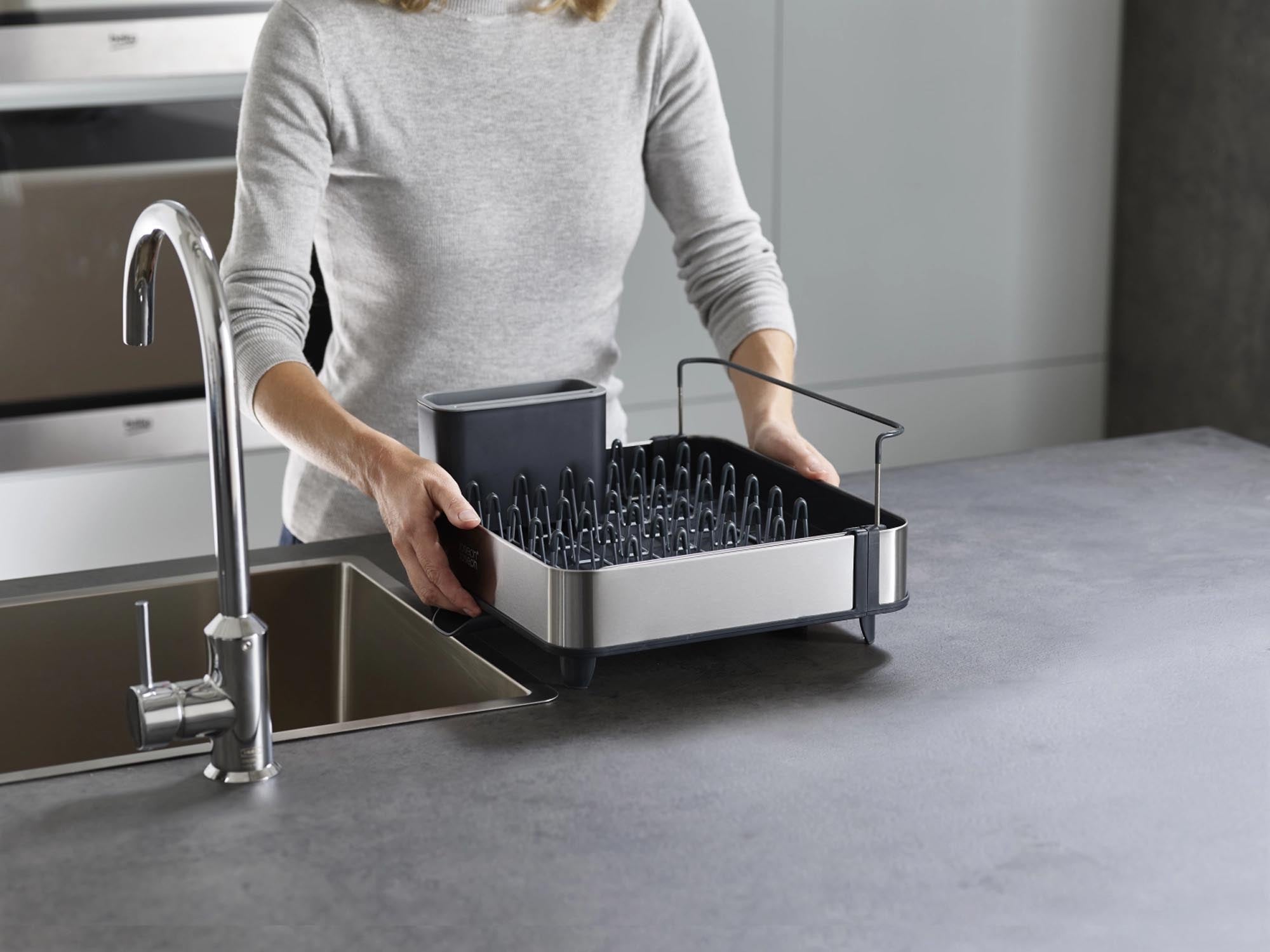Vielseitiges, graues Abtropfgestell mit ausziehbarem Design von Joseph Joseph.