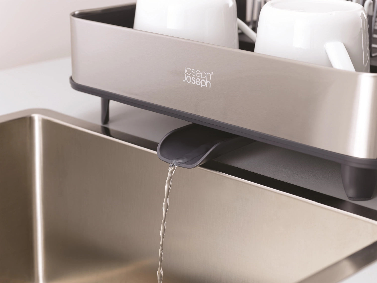 Praktisches, erweiterbares Abtropfgestell in elegantem Grau von Joseph Joseph, ideal für effizientes Abtropfen mit integriertem Ablaufstutzen.