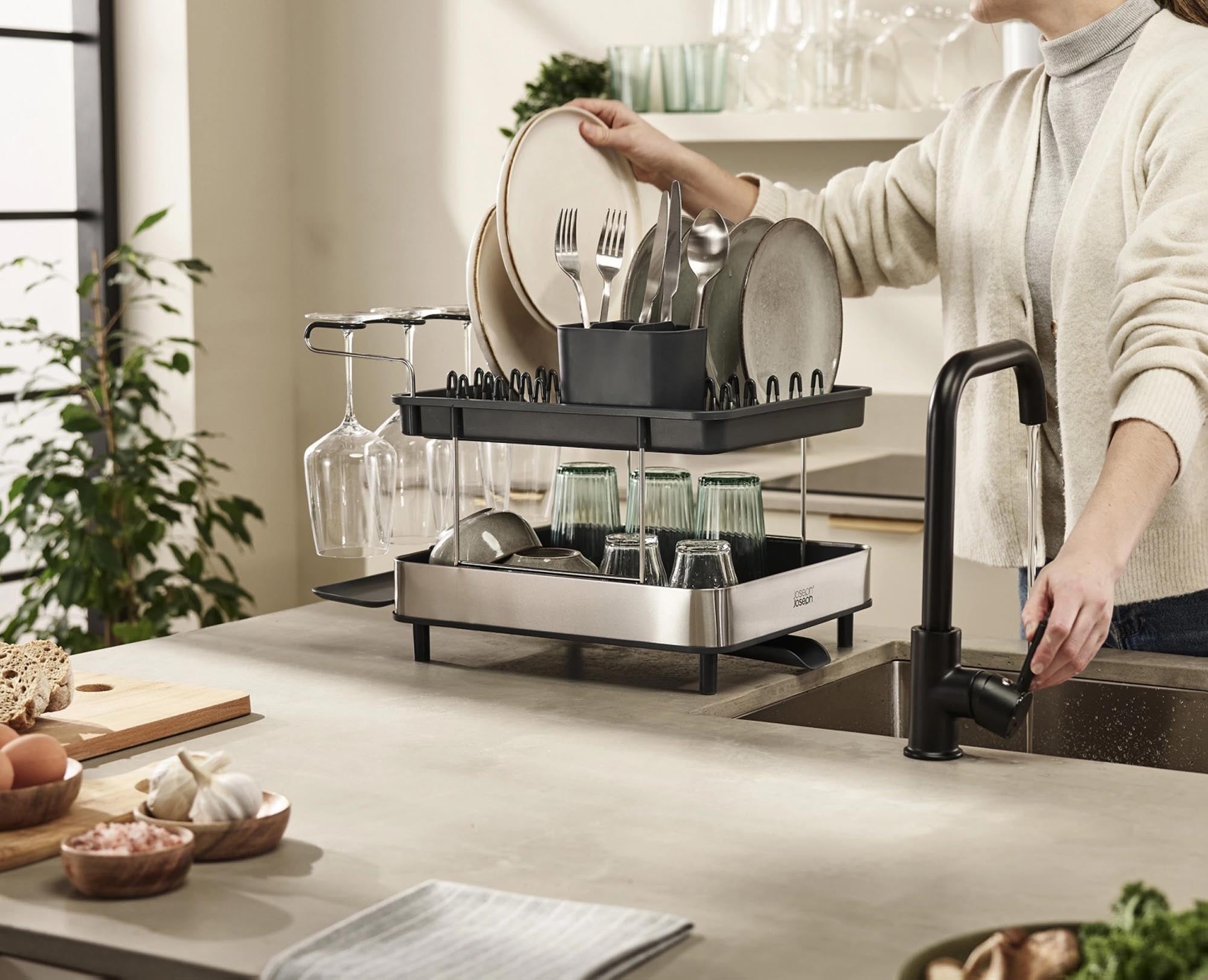 Das Excel Steel 2-stufige Edelstahl-Abtropfgestell von Joseph Joseph bietet langlebige, stilvolle Geschirrablage mit innovativer Weinglasschiene.