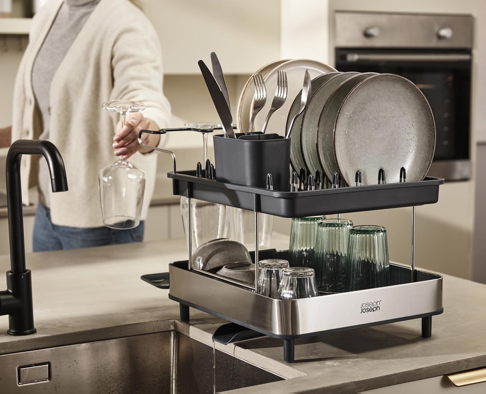 Das Excel Steel 2-stufige Abtropfgestell von Joseph Joseph vereint elegantes Design mit Funktionalität und bietet Platz für Geschirr und Gläser.