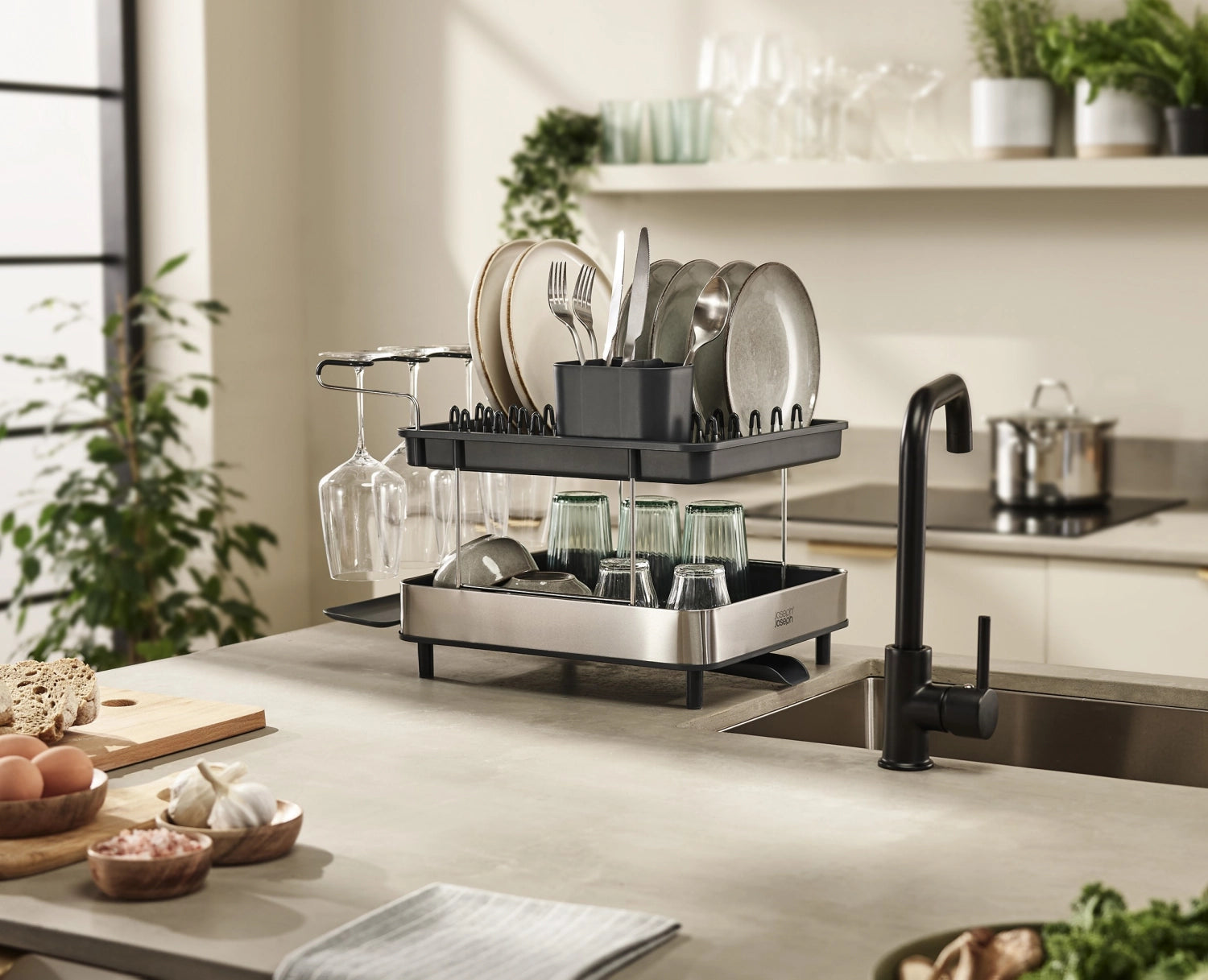 Excel Steel 2-stufiges Edelstahl-Abtropfgestell von Joseph Joseph, platzsparend und funktional, ideal für die Küche und Geschirrabtropfung.
