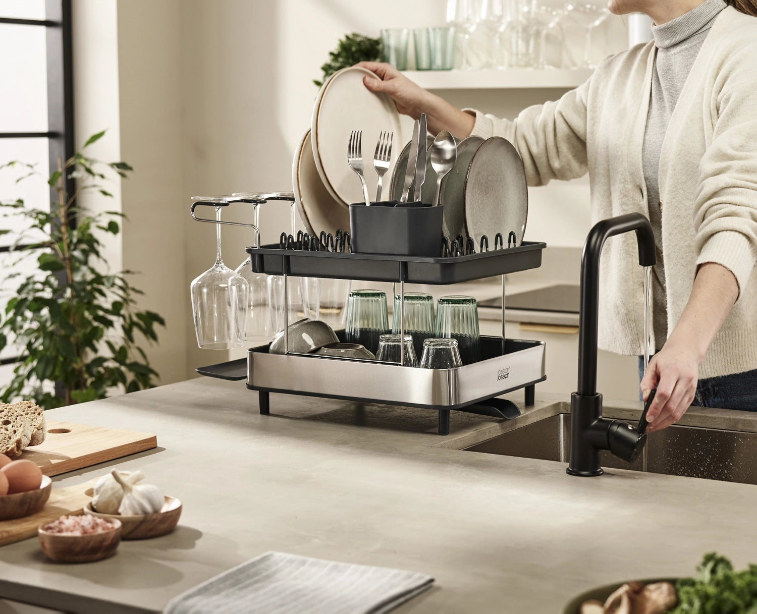Elegantes, zweistufiges Abtropfgestell aus Edelstahl von Joseph Joseph, perfekt für effizientes Geschirrabtropfen und Küchenorganisation.