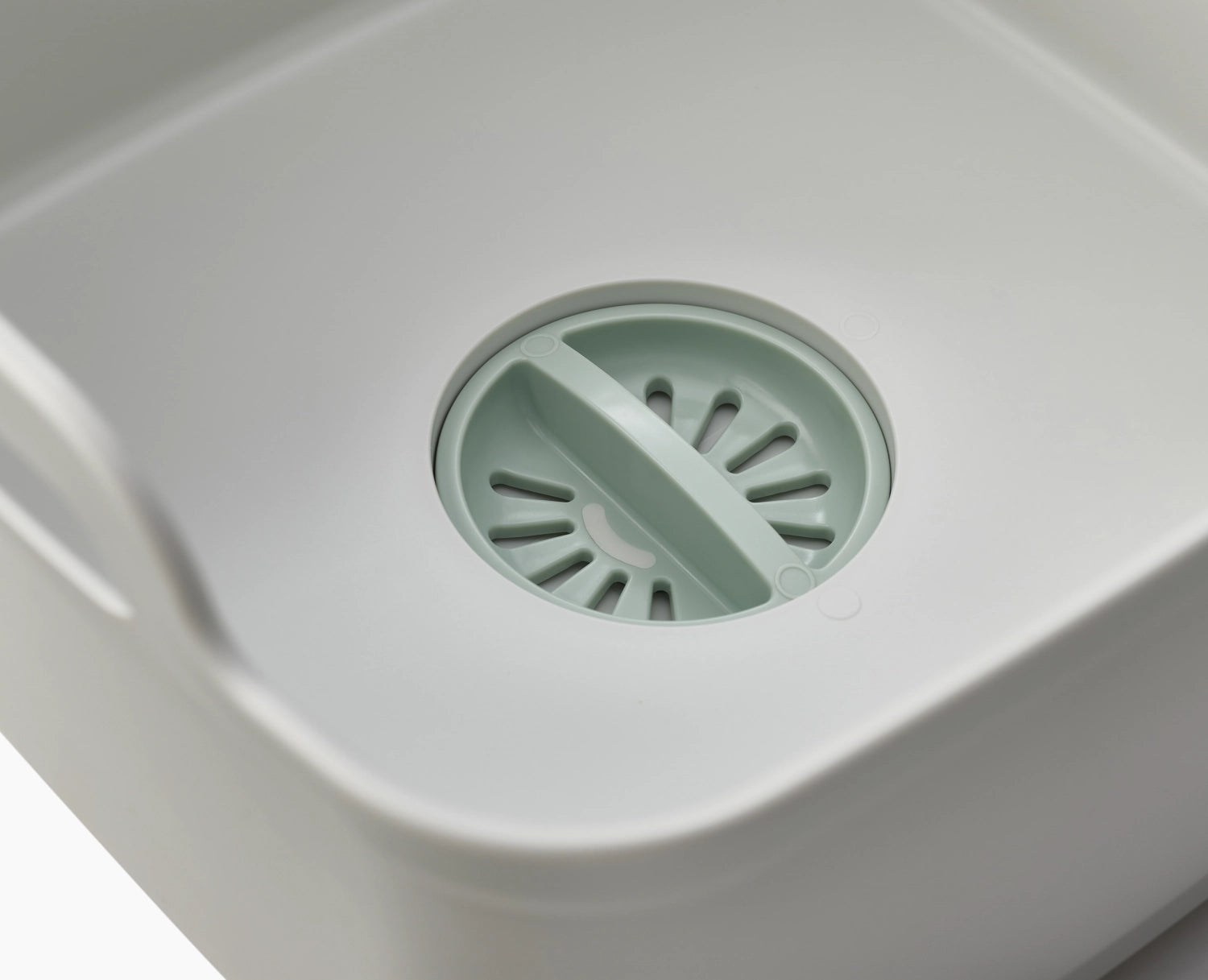 Elegante Wash Drain Spülschüssel in sanftem Light Stone Sage, ideal für effizientes Abwaschen in der Küche, Maße 31.5x31x20cm.