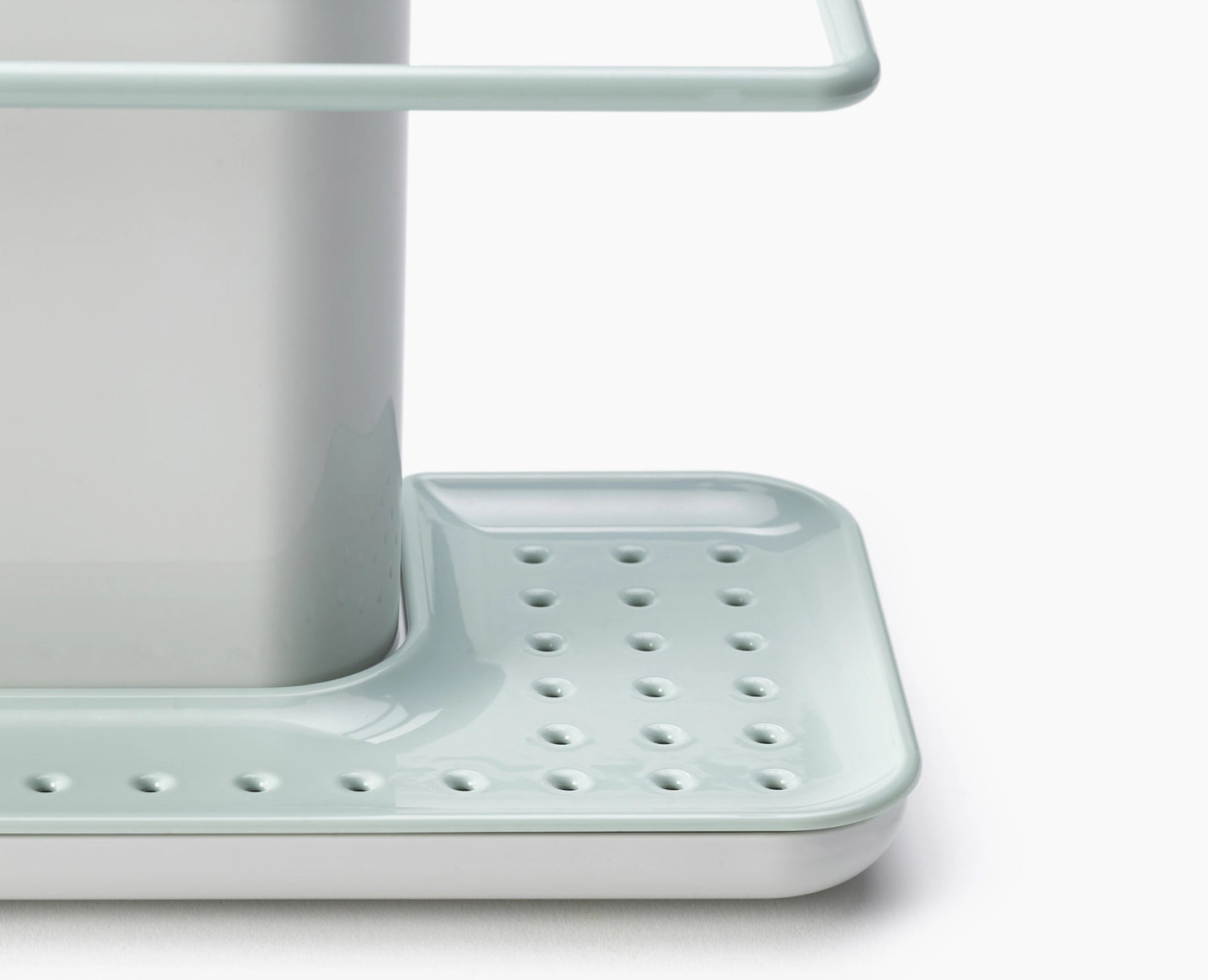 Eleganter Caddy Spülenorganizer in zartem Light Stone Sage, ideal zur übersichtlichen Aufbewahrung von Utensilien am Spülbecken.