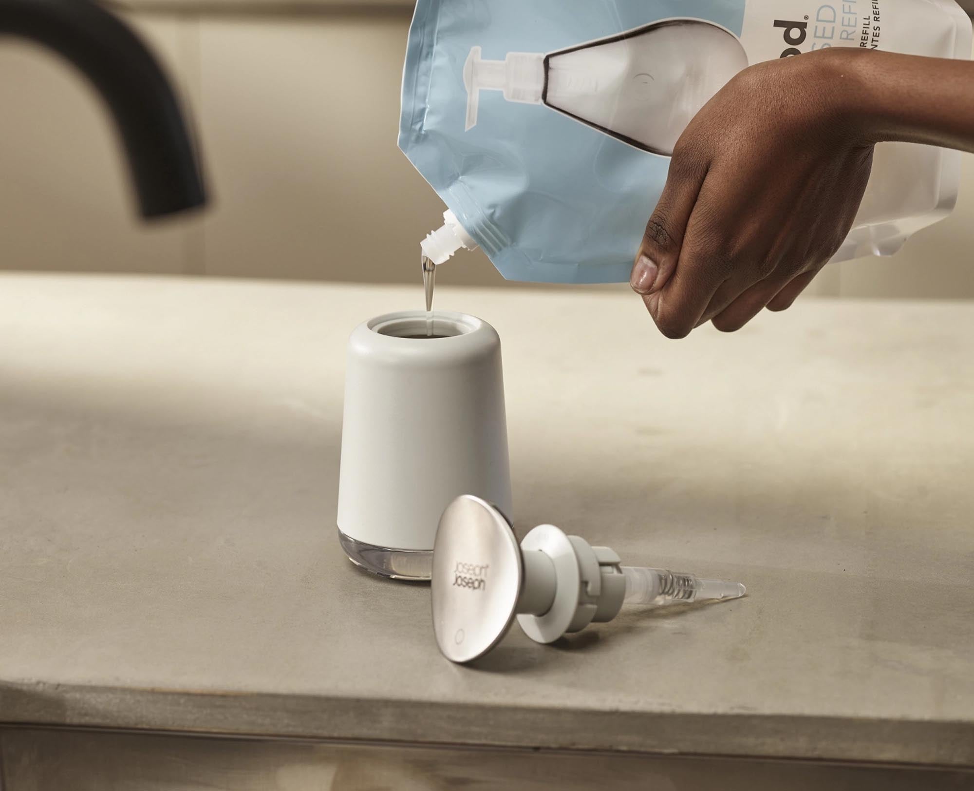 Stylischer Seifenspender von Joseph Joseph in Light Stone Sage. Hygienische Dosierung, langlebig und ideal für moderne Küchen und Bäder.