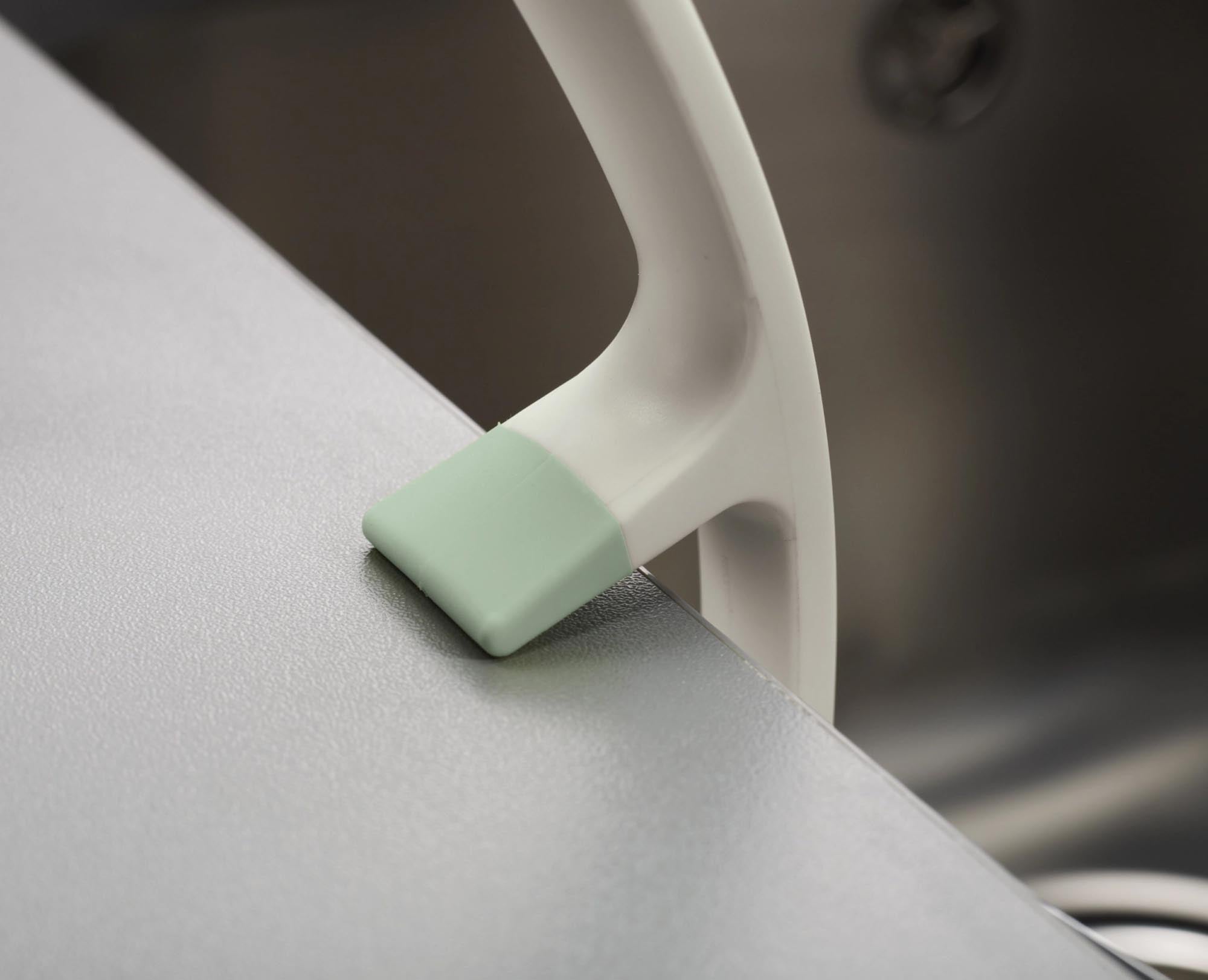 Effiziente Spülbürste Edge in Light Stone Sage von Joseph Joseph.