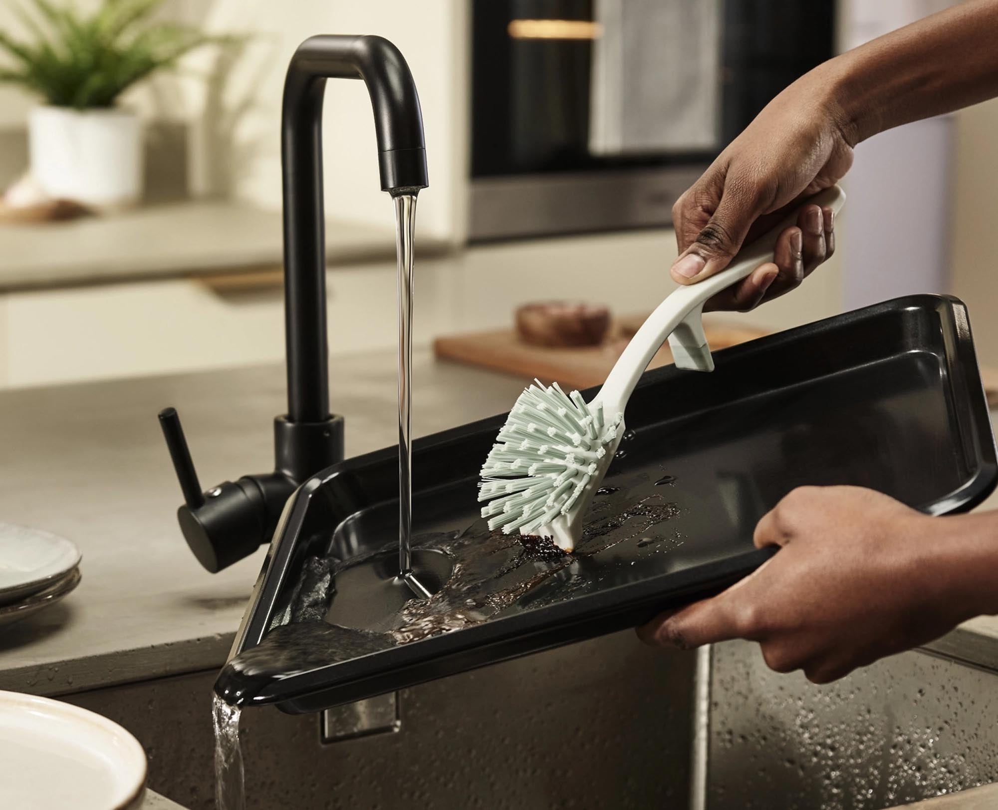 Elegante Joseph Joseph Edge Spülbürste in Light Stone Sage. Ergonomisch gestaltet, robust und perfekt für eine gründliche, schonende Reinigung.