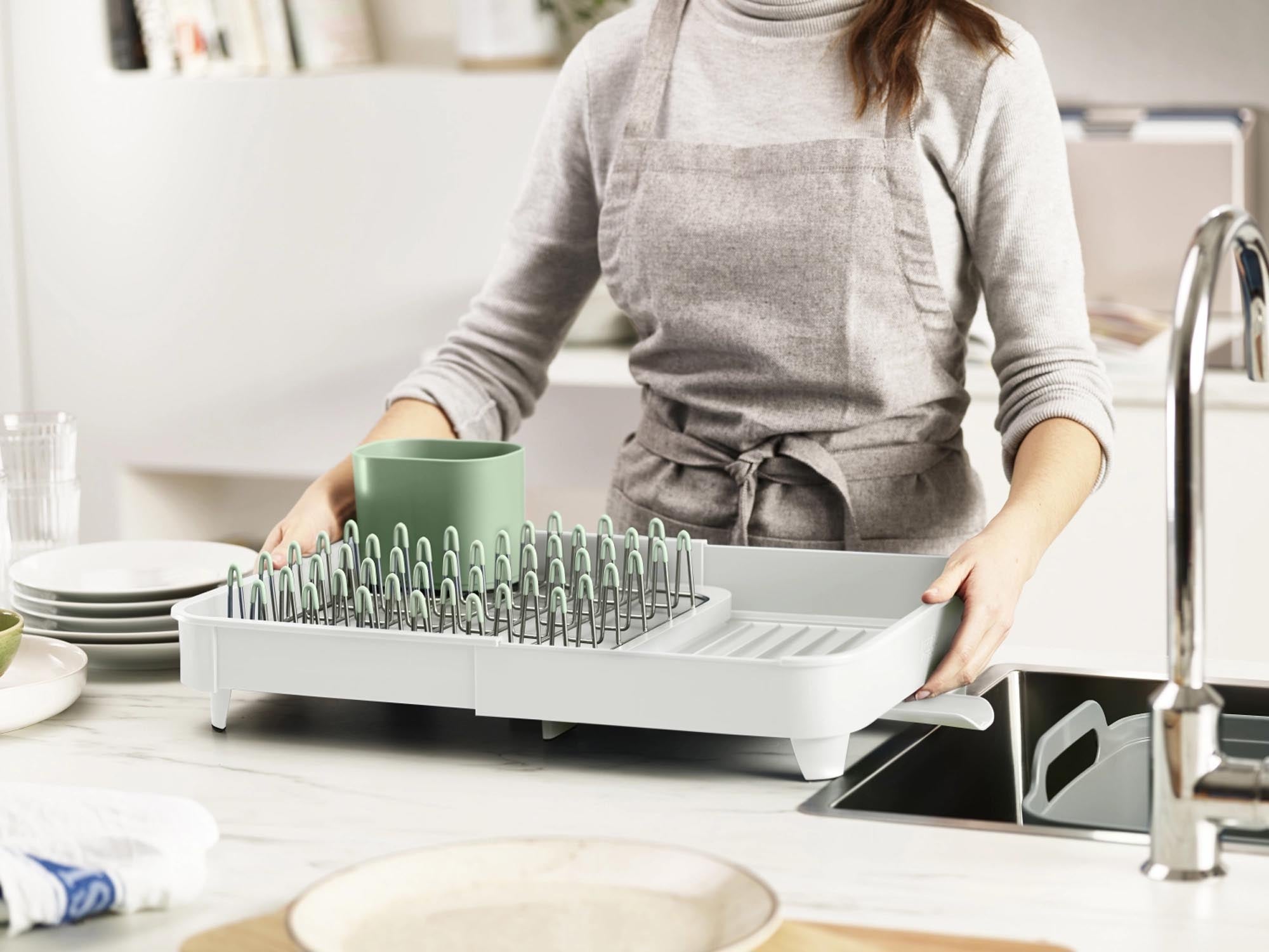 Platzsparendes Abtropfgestell in Light Stone Sage von Joseph Joseph.