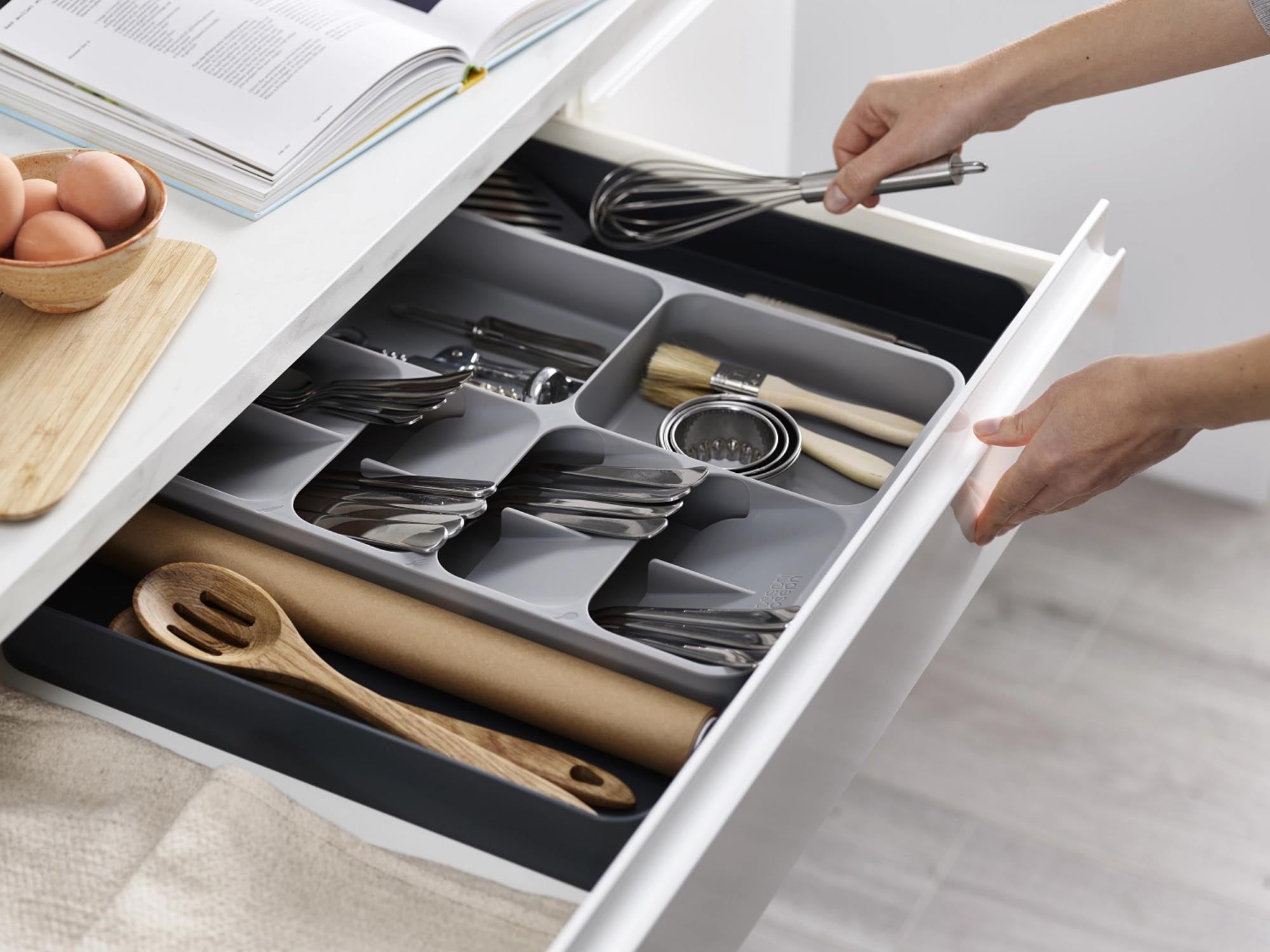 Optimieren Sie Ihre Küchenschublade mit dem Joseph Joseph DrawerStore in elegantem Grau. Perfekte Ordnung für Besteck und Gadgets!