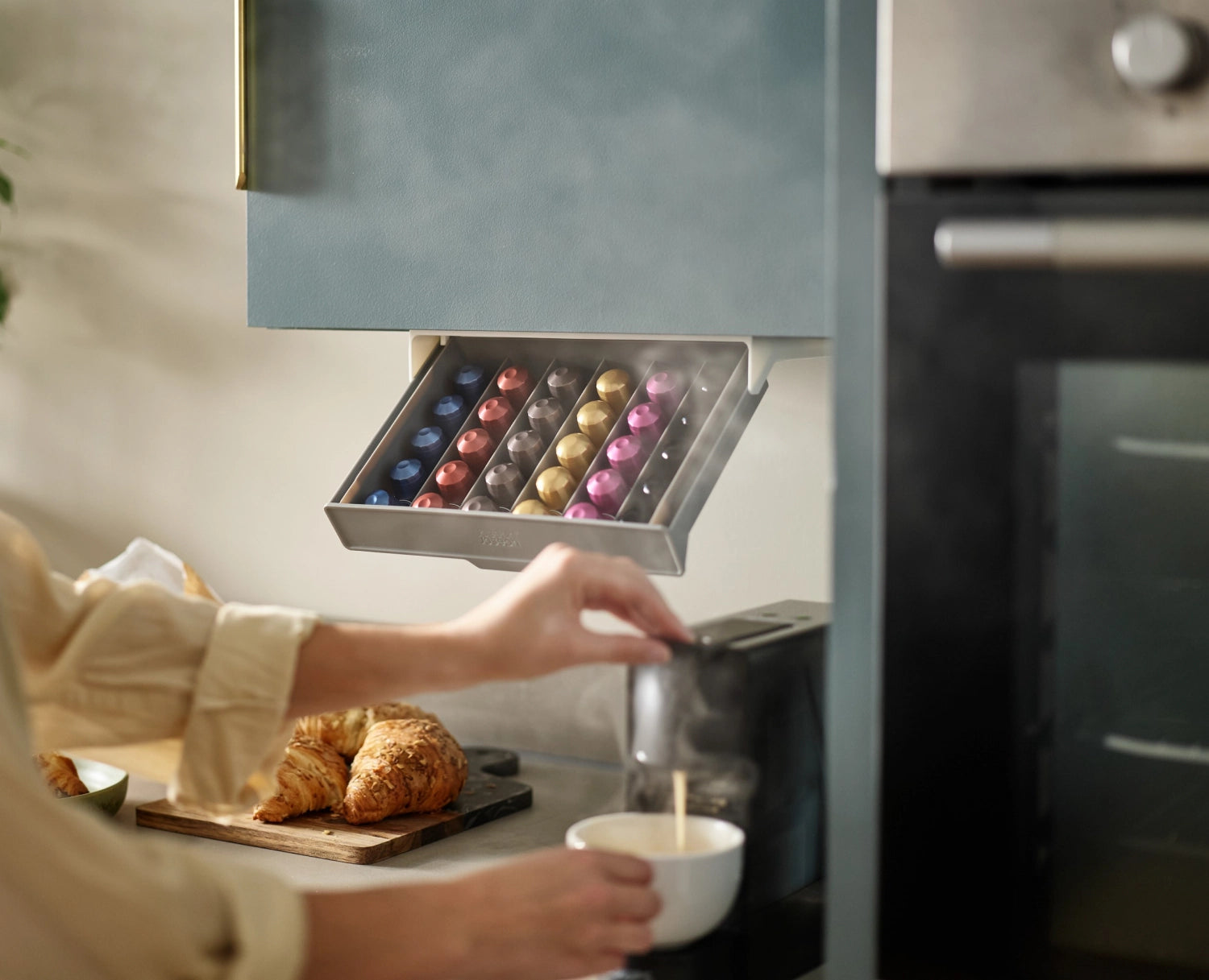 Organisieren Sie Ihre Kaffeekapseln stilvoll mit der CupboardStore Kaffeekapselschublade von Joseph Joseph – platzsparend und elegant!