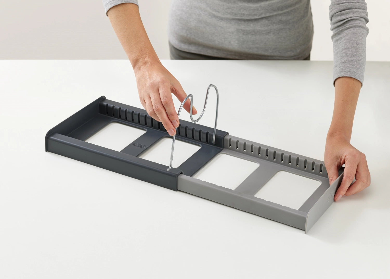 Praktischer DrawerStore Organizer von Joseph Joseph in Grau, ideal zur platzsparenden Aufbewahrung von Kochgeschirr und Küchenutensilien.