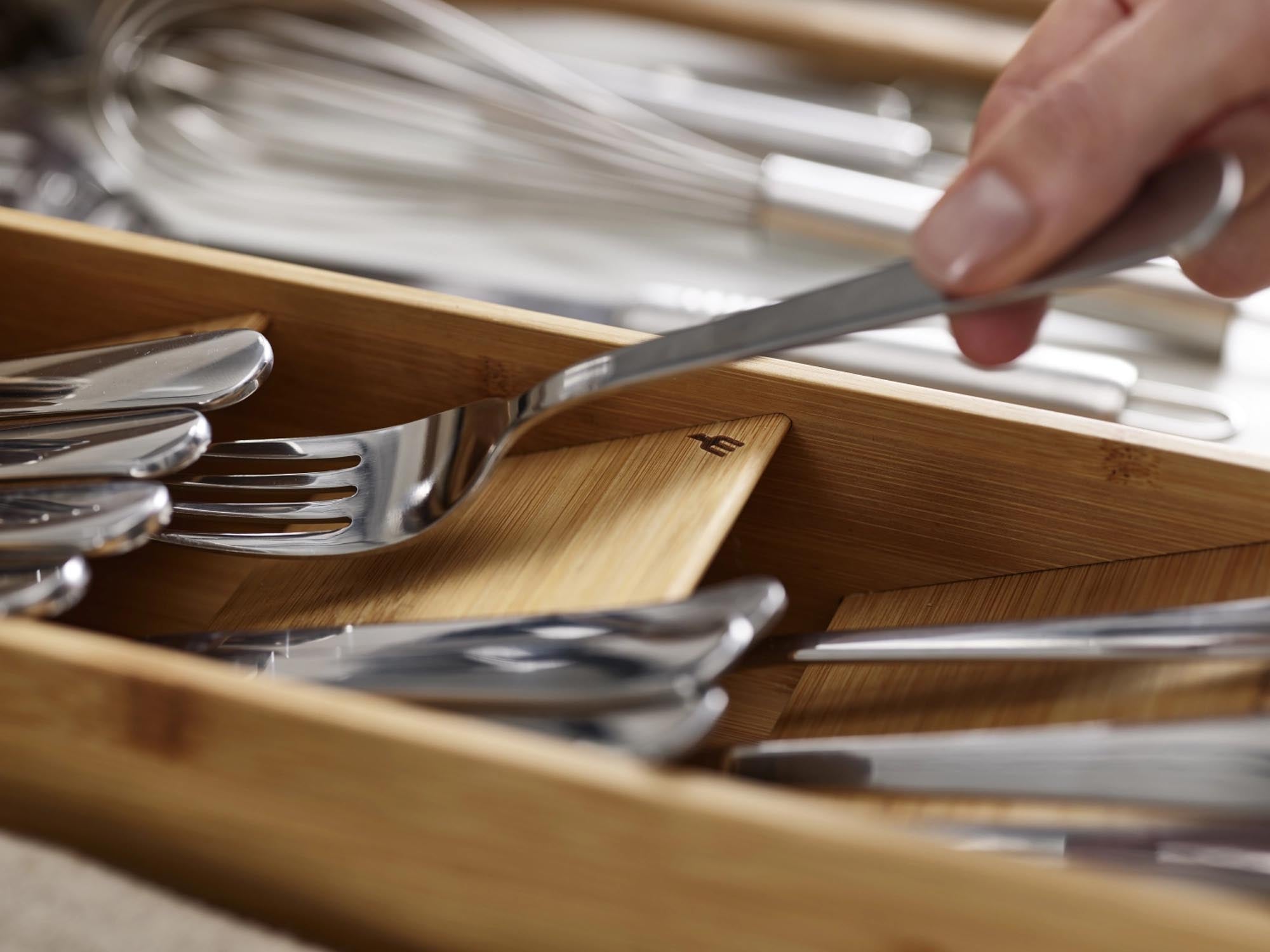 Kompakter Besteckkasten aus nachhaltigem Bambus von Joseph Joseph – ideal für Ordnung in kleinen Küchen und stilvolles Design.