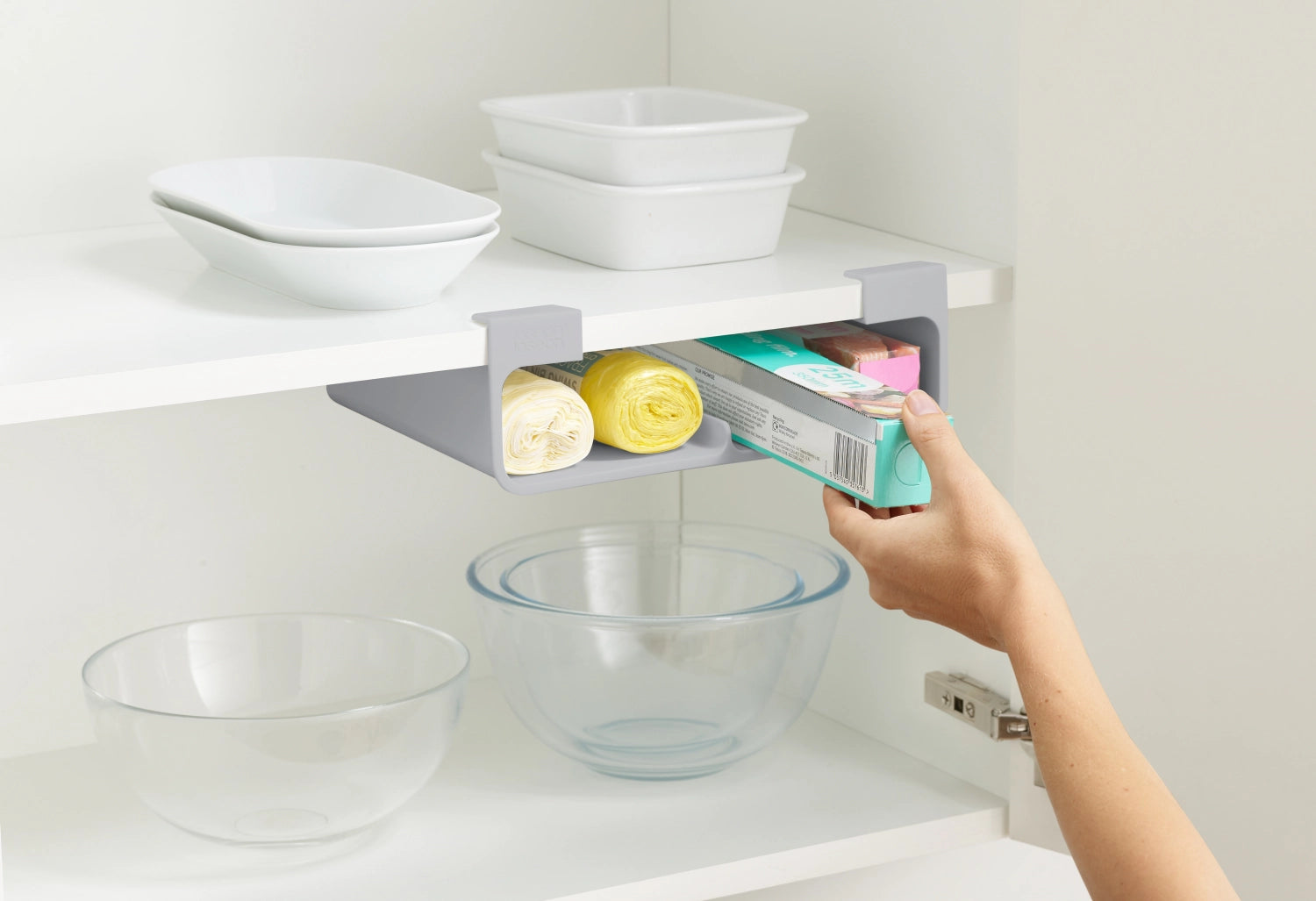 Praktischer Aufbewahrungsbeutel-Organizer von Joseph Joseph in Grau, ideal für Frischhalte- und Aluminiumfolien, sorgt für Ordnung in der Küche.
