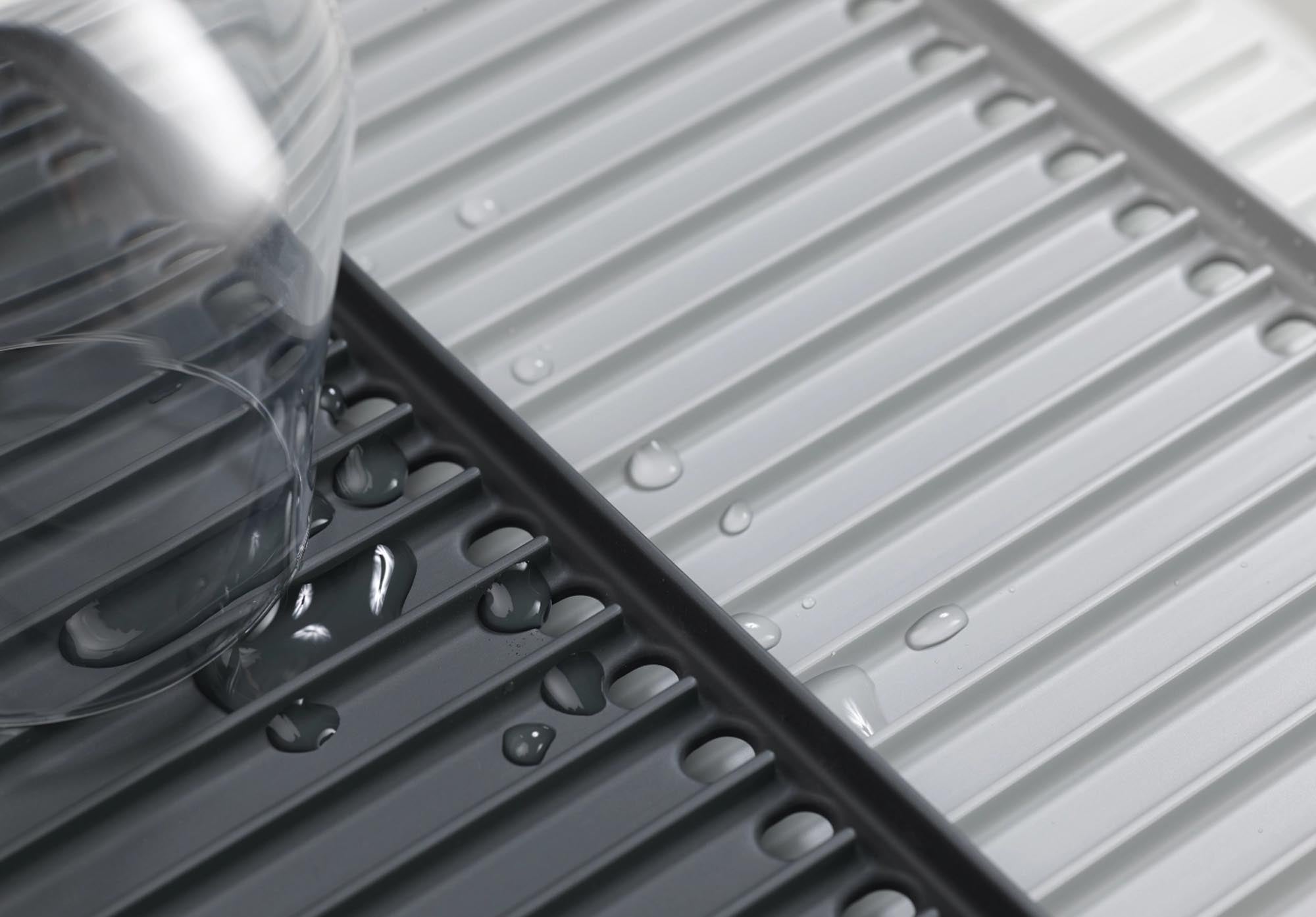 Praktisches, erweiterbares Abtropfgestell in elegantem Grau von Joseph Joseph – ideal für platzsparendes Trocknen von Geschirr.