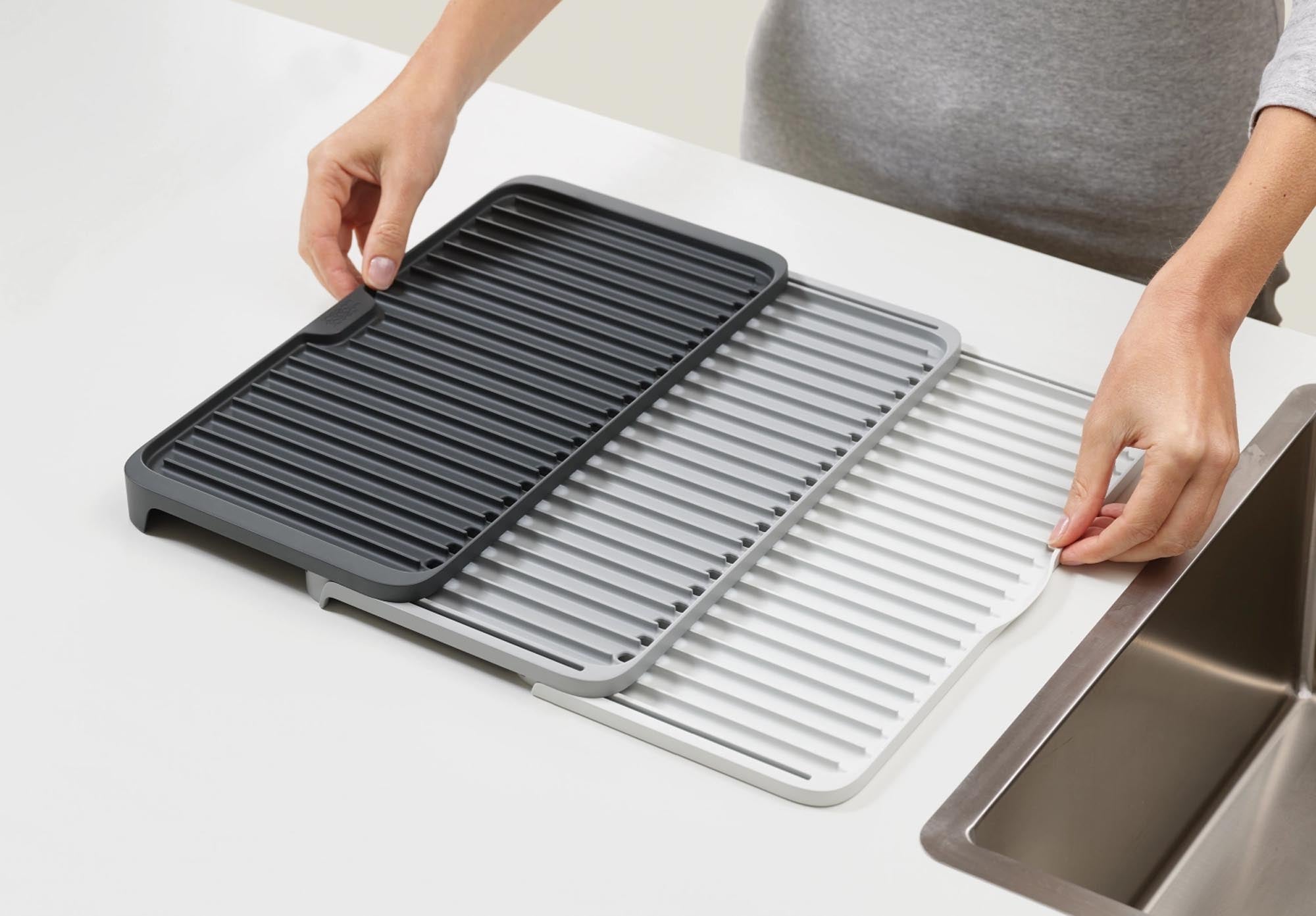 Praktisches, erweiterbares Abtropfgestell in elegantem Grau von Joseph Joseph – ideal für jede Küchenumgebung und Geschirrgröße.