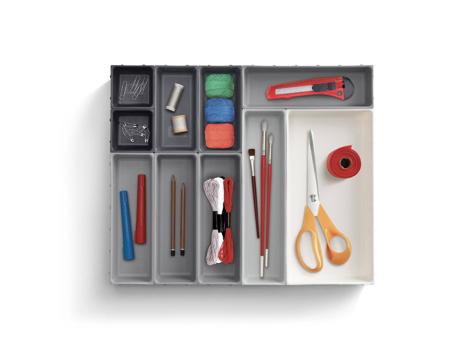 Praktisches 10-teiliges Organizer-Set von Joseph Joseph für Schubladen, sorgt für Ordnung bei Besteck und Küchenhelfern.