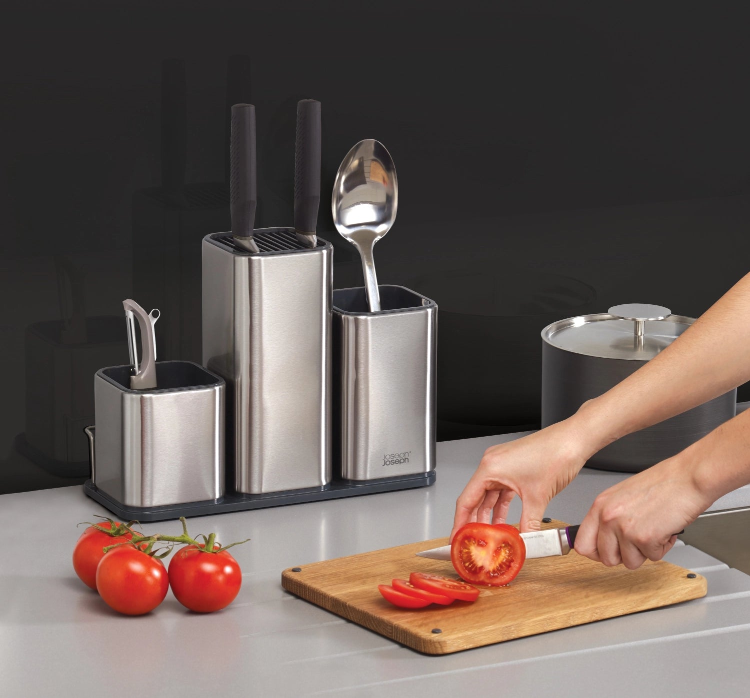 Elegantes Schneidebrett aus der Steel Collection von Joseph Joseph, 31x12.5x23cm, ideal für stilvolles Kochen und Küchenorganisation.